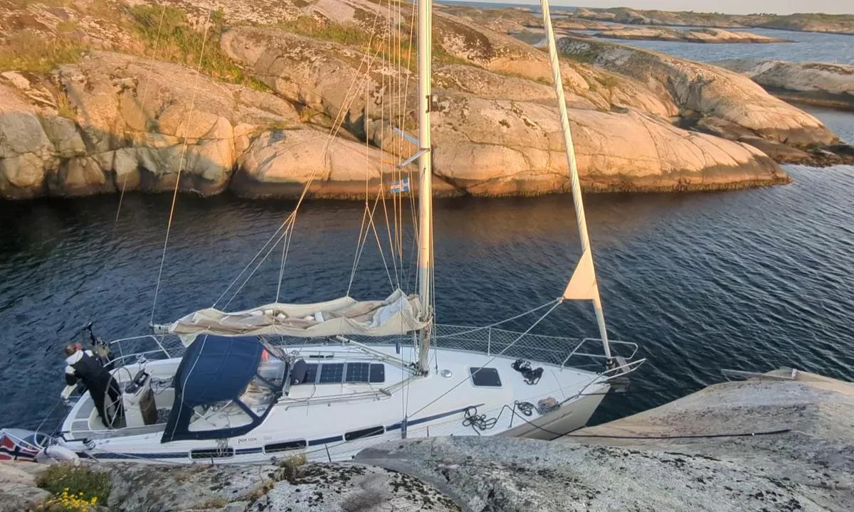 Teineholmane: {"base": "no", "no": "Fort\u00f8yd p\u00e5 vestlig del av Nordre Teineholmen. Her er det bolter/kroker i fjell man kan kaste tau uten \u00e5 forlate b\u00e5t.", "se": "F\u00f6rt\u00f6jd p\u00e5 den v\u00e4stra delen av Nordre Teineholmen. H\u00e4r finns det bultar/krokar i berget d\u00e4r man kan kasta rep utan att l\u00e4mna b\u00e5ten.", "en": "Moored on the western part of Nordre Teineholmen. There are bolts/hooks in the rock where you can throw lines without leaving the boat.", "da": "Fort\u00f8jet p\u00e5 den vestlige del af Nordre Teineholmen. Her er der bolte/kroge i klippen, hvor man kan kaste tovet uden at forlade b\u00e5den."}