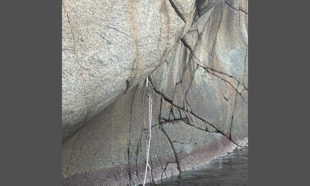 Teineholmane: {"base": "no", "no": "Sprekker i midten av holmen til bergkiler.", "se": "Sprickor i mitten av holmen f\u00f6r bergkil.", "en": "Cracks in the middle of the islet for rock wedges.", "da": "Spr\u00e6kker i midten af holmen til fjeldkiler."}
