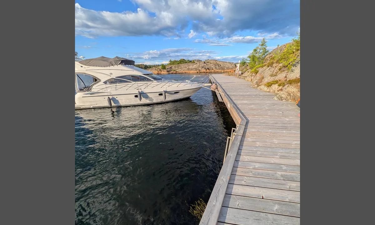 Uleholmen: {"base": "no", "no": "Fort\u00f8yning forbudt p\u00e5 vestsiden pga bading.", "se": "F\u00f6rbud mot f\u00f6rt\u00f6jning p\u00e5 v\u00e4stra sidan p\u00e5 grund av bad.", "en": "Mooring prohibited on the west side due to swimming.", "da": "Fort\u00f8jning forbudt p\u00e5 vestsiden pga. badning.", "fr": "Amarrage interdit du c\u00f4t\u00e9 ouest en raison de la baignade.", "de": "Anlegen an der Westseite aufgrund von Badebetrieb verboten.", "es": "Amarre prohibido en el lado oeste debido a la nataci\u00f3n.", "it": "Ormeggio vietato sul lato ovest a causa del nuoto.", "pt": "Amarra\u00e7\u00e3o proibida no lado oeste devido ao banho.", "nl": "Aanleggen verboden aan de westkant wegens zwemmen.", "pl": "Cumowanie zabronione po zachodniej stronie z powodu k\u0105pieli.", "uk": "\u0428\u0432\u0430\u0440\u0442\u0443\u0432\u0430\u043d\u043d\u044f \u0437\u0430\u0431\u043e\u0440\u043e\u043d\u0435\u043d\u043e \u043d\u0430 \u0437\u0430\u0445\u0456\u0434\u043d\u0456\u0439 \u0441\u0442\u043e\u0440\u043e\u043d\u0456 \u0447\u0435\u0440\u0435\u0437 \u043a\u0443\u043f\u0430\u043d\u043d\u044f.", "ro": "Ancorarea interzis\u0103 pe partea de vest din cauza \u00eenotului.", "tr": "Bat\u0131 taraf\u0131nda demirlemek yasakt\u0131r, y\u00fczme nedeniyle.", "el": "\u0391\u03c0\u03b1\u03b3\u03bf\u03c1\u03b5\u03cd\u03b5\u03c4\u03b1\u03b9 \u03b7 \u03c0\u03c1\u03cc\u03c3\u03b4\u03b5\u03c3\u03b7 \u03c3\u03c4\u03b7 \u03b4\u03c5\u03c4\u03b9\u03ba\u03ae \u03c0\u03bb\u03b5\u03c5\u03c1\u03ac \u03bb\u03cc\u03b3\u03c9 \u03ba\u03bf\u03bb\u03cd\u03bc\u03b2\u03b7\u03c3\u03b7\u03c2.", "cs": "Zak\u00e1z\u00e1no uvazov\u00e1n\u00ed na z\u00e1padn\u00ed stran\u011b kv\u016fli koup\u00e1n\u00ed.", "hu": "Kik\u00f6t\u00e9s tiltva a nyugati oldalon a f\u00fcrd\u00e9s miatt.", "fi": "Kiinnittyminen kielletty l\u00e4nsipuolella uimisen vuoksi.", "bg": "\u0417\u0430\u0431\u0440\u0430\u043d\u0435\u043d\u043e \u0437\u0430 \u043f\u0440\u0438\u0432\u044a\u0440\u0437\u0432\u0430\u043d\u0435 \u043e\u0442 \u0437\u0430\u043f\u0430\u0434\u043d\u0430\u0442\u0430 \u0441\u0442\u0440\u0430\u043d\u0430 \u043f\u043e\u0440\u0430\u0434\u0438 \u043a\u044a\u043f\u0430\u043d\u0435.", "sr": "\u0417\u0430\u0431\u0440\u0430\u045a\u0435\u043d\u043e \u043f\u0440\u0438\u0441\u0442\u0430\u0458\u0430\u045a\u0435 \u0441\u0430 \u0437\u0430\u043f\u0430\u0434\u043d\u0435 \u0441\u0442\u0440\u0430\u043d\u0435 \u0437\u0431\u043e\u0433 \u043a\u0443\u043f\u0430\u045a\u0430.", "et": "Vestkaldal on keelatud kinnitada, kuna seal ujutakse.", "lv": "Aizliegts noenkuroties rietumu pus\u0113 peld\u0113\u0161anas d\u0113\u013c.", "lt": "Draud\u017eiama \u0161vartuotis vakarin\u0117je pus\u0117je d\u0117l maudymosi."}