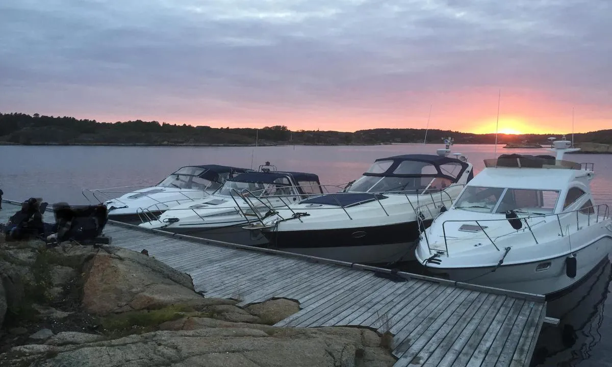 Uleholmen: {"base": "no", "no": "Mot vest.", "se": "Mot v\u00e4st.", "en": "To the west.", "da": "Mod vest."}