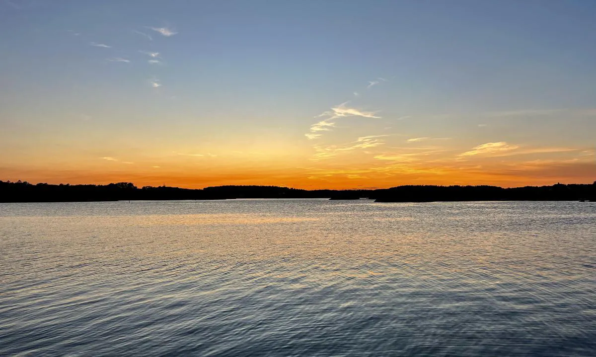 Uleholmen: {"base": "no", "no": "Solnedgangene er fantastiske.", "se": "Solnedg\u00e5ngarna \u00e4r fantastiska.", "en": "The sunsets are fantastic.", "da": "Solnedgangene er fantastiske."}