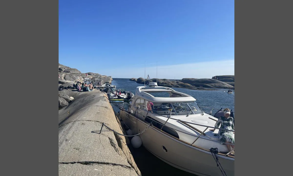 Uleholmene og kløvningen: {"base": "no", "no": "Fra innkj\u00f8ringen", "se": "Fr\u00e5n infarten", "en": "From the entrance", "da": "Fra indsejlingen"}