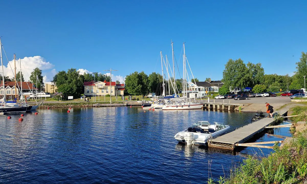 Kemi - Uléninranta Marina: {"base": "en", "no": "Bes\u00f8kende brygge er til h\u00f8yre n\u00e5r du kommer inn i marinaen. Fort\u00f8yning er med hekkb\u00f8ye til brygge. Dybden er 2,3m", "se": "Bes\u00f6kspontonen ligger p\u00e5 h\u00f6ger sida n\u00e4r du g\u00e5r in i marinan.<br>Mooring sker med st\u00e4vboj till pontonen.<br>Djupet \u00e4r 2,3 m", "en": "The visitor pontoon is on the right when you enter the marina.\r\nMooring is with stern Buoy to pontoon.\r\nDepth is 2.3m", "da": "G\u00e6stepontonen er til h\u00f8jre, n\u00e5r du sejler ind i marinaen.<br>Mooring sker med agterb\u00f8je til ponton.<br>Dybde er 2,3m", "fr": "Le ponton pour visiteurs se trouve sur la droite lorsque vous entrez dans la marina.<br>Mouillage avec bou\u00e9e arri\u00e8re au ponton.<br>La profondeur est de 2,3 m.", "de": "Der Besucher-Ponton befindet sich auf der rechten Seite, wenn Sie den Jachthafen betreten.<br>Mooring erfolgt mit Heckboje zum Ponton.<br>Die Tiefe betr\u00e4gt 2,3 m", "es": "El pantal\u00e1n para visitantes est\u00e1 a la derecha al entrar en la marina.<br>Mooring es con boya de popa al pantal\u00e1n.<br>La profundidad es de 2.3m", "it": "Il pontile per i visitatori \u00e8 sulla destra quando entri nel porto turistico. <br> L'ormeggio \u00e8 con galloccia di poppa al pontile. <br> La profondit\u00e0 \u00e8 di 2,3m.", "pt": "O pont\u00e3o para visitantes fica \u00e0 direita quando voc\u00ea entra na marina.<br>Mooring \u00e9 com b\u00f3ia de popa at\u00e9 o pont\u00e3o.<br>A profundidade \u00e9 de 2,3m", "nl": "De bezoekersponton is aan de rechterkant wanneer u de jachthaven binnenkomt.<br />Aankoppelen geschiedt met de achtersteven aan een boei aan de ponton.<br />Diepte is 2,3m", "pl": "Pomost dla go\u015bci znajduje si\u0119 po prawej stronie, gdy wchodzisz do mariny.<br> Cumowanie ruf\u0105 do boi przy pomo\u015bcie.<br> G\u0142\u0119boko\u015b\u0107 wynosi 2,3m", "uk": "\u041f\u043e\u043d\u0442\u043e\u043d \u0434\u043b\u044f \u0432\u0456\u0434\u0432\u0456\u0434\u0443\u0432\u0430\u0447\u0456\u0432 \u0437\u043d\u0430\u0445\u043e\u0434\u0438\u0442\u044c\u0441\u044f \u043f\u0440\u0430\u0432\u043e\u0440\u0443\u0447 \u043f\u0440\u0438 \u0432\u0445\u043e\u0434\u0456 \u0432 \u043c\u0430\u0440\u0438\u043d\u0443. \u0428\u0432\u0430\u0440\u0442\u0443\u0432\u0430\u043d\u043d\u044f \u043a\u043e\u0440\u043c\u043e\u044e \u0434\u043e \u043f\u043e\u043d\u0442\u043e\u043d\u0430 \u0437\u0430 \u0434\u043e\u043f\u043e\u043c\u043e\u0433\u043e\u044e \u0431\u0443\u0439\u043a\u0430. \u0413\u043b\u0438\u0431\u0438\u043d\u0430 \u0441\u0442\u0430\u043d\u043e\u0432\u0438\u0442\u044c 2,3 \u043c", "ro": "Pontonul pentru vizitatori se afl\u0103 pe partea dreapt\u0103 c\u00e2nd intra\u021bi \u00een marin\u0103. Andocarea se face cu geamandura de la pupa p\u00e2n\u0103 la ponton. Ad\u00e2ncimea este de 2,3m.", "tr": "Ziyaret\u00e7i pontonu marinaya girdi\u011finizde sa\u011f taraftad\u0131r.<br>Mooring, pontona k\u0131\u00e7tan \u015famand\u0131ra ile yap\u0131l\u0131r.<br>Derinlik 2,3 metredir.", "el": "\u0397 \u03c0\u03c1\u03bf\u03b2\u03bb\u03ae\u03c4\u03b1 \u03b5\u03c0\u03b9\u03c3\u03ba\u03b5\u03c0\u03c4\u03ce\u03bd \u03b2\u03c1\u03af\u03c3\u03ba\u03b5\u03c4\u03b1\u03b9 \u03c3\u03c4\u03b1 \u03b4\u03b5\u03be\u03b9\u03ac \u03cc\u03c4\u03b1\u03bd \u03b5\u03b9\u03c3\u03ad\u03c1\u03c7\u03b5\u03c3\u03c4\u03b5 \u03c3\u03c4\u03b7 \u03bc\u03b1\u03c1\u03af\u03bd\u03b1.<br>\u0397 \u03c0\u03c1\u03c5\u03bc\u03bd\u03bf\u03b4\u03ad\u03c4\u03b7\u03c3\u03b7 \u03b3\u03af\u03bd\u03b5\u03c4\u03b1\u03b9 \u03bc\u03b5 \u03c0\u03bb\u03c9\u03c4\u03ae \u03c3\u03b7\u03bc\u03b1\u03b4\u03bf\u03cd\u03c1\u03b1 \u03c0\u03c1\u03bf\u03c2 \u03c4\u03b7\u03bd \u03c0\u03c1\u03bf\u03b2\u03bb\u03ae\u03c4\u03b1.<br>\u03a4\u03bf \u03b2\u03ac\u03b8\u03bf\u03c2 \u03b5\u03af\u03bd\u03b1\u03b9 2,3m", "cs": "Ponton pro n\u00e1v\u0161t\u011bvn\u00edky se nach\u00e1z\u00ed napravo, kdy\u017e vstoup\u00edte do p\u0159\u00edstavu. Kotven\u00ed je s \u010dum\u00e1kem k b\u00f3ji k pontonu. Hloubka je 2,3 m.", "hu": "A l\u00e1togat\u00f3i ponton jobbra tal\u00e1lhat\u00f3, amikor bel\u00e9p a marin\u00e1ba. A kik\u00f6t\u00e9s az orr-r\u00e9sz\u0171 b\u00f3ly\u00e1val t\u00f6rt\u00e9nik a pontonhoz. A v\u00edzm\u00e9lys\u00e9g 2,3 m.", "fi": "Vieraslaituri on oikealla, kun saavut satamaan. Kiinnittyminen per\u00e4poijuun laituriin. Syvyys on 2,3m.", "bg": "\u041f\u043e\u043d\u0442\u043e\u043d\u044a\u0442 \u0437\u0430 \u043f\u043e\u0441\u0435\u0442\u0438\u0442\u0435\u043b\u0438 \u0435 \u043e\u0442\u0434\u044f\u0441\u043d\u043e, \u043a\u043e\u0433\u0430\u0442\u043e \u0432\u043b\u0438\u0437\u0430\u0442\u0435 \u0432 \u043c\u0430\u0440\u0438\u043d\u0430\u0442\u0430. <br> \u0429\u0443\u0440\u043c\u0430\u043d\u0435\u0442\u043e \u0435 \u043d\u0430 \u043a\u044a\u0440\u043c\u043e\u0432 \u0431\u0443\u0439 \u0434\u043e \u043f\u043e\u043d\u0442\u043e\u043d\u0430. <br> \u0414\u044a\u043b\u0431\u043e\u0447\u0438\u043d\u0430\u0442\u0430 \u0435 2.3\u043c.", "sr": "Posetila\u010dki ponton se nalazi desno kada u\u0111ete u marinu. Veza se obavlja sa krmenom bova na ponton. Dubina je 2,3m", "et": "K\u00fclastajate pontoon asub paremal, kui sisenete jahisadamasse.<br>Mooring on ahtripoomiga pontooni k\u00fclge.<br>S\u00fcgavus on 2,3m", "lv": "Apkopes vieta atrodas labaj\u0101 pus\u0113, kad ien\u0101kat ost\u0101. Pie\u0137er\u0161anas veids ir ar paka\u013cgalu pie pontona, izmantojot st\u0101vvietas boju. Dzi\u013cums ir 2.3m", "lt": "Sve\u010di\u0173 pontonas yra de\u0161in\u0117je, kai \u012fplauk\u0117te \u012f marin\u0105. \u0160vartavimo b\u016bdas: su galiniu pl\u016bduku prie pontono. Gylis yra 2,3m"}
