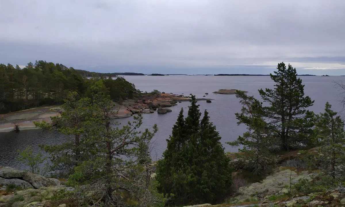 Ulko-Nuokko: {"base": "en", "no": "Havnens inngang fra nord - eneste inngang. I andre verdenskrig brukte ub\u00e5ter denne passasjen.", "se": "Hamnens infart fr\u00e5n norr - enda infarten. Under andra v\u00e4rldskriget anv\u00e4nde ub\u00e5tar denna passage.", "en": "Harbour enterance from north - only enterance. WWII times submarines used this passage.", "da": "Havnens indsejling fra nord - eneste indsejling. Under Anden Verdenskrig benyttede ub\u00e5de denne passage."}