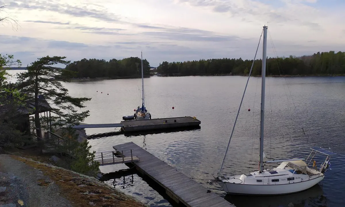 Ulko-Nuokko: {"base": "en", "no": "Det er en \u00f8 eid av byen Hamina. Havneavgiften er basert p\u00e5 ditt valg. Den er veldig godt beskyttet. M\u00e5 v\u00e6re forsiktig ved innseilingen, ikke ta noen snarveier. 2m dypg\u00e5ende er ok.", "se": "Det \u00e4r en \u00f6 som \u00e4gs av staden Hamina. Hamnavgiften baseras p\u00e5 ditt beslut. Det \u00e4r mycket v\u00e4l skyddat. Var f\u00f6rsiktig vid infarten, g\u00f6r inga genv\u00e4gar. 2m djupg\u00e5ende \u00e4r ok.", "en": "It's island owned by city of Hamina. Harbour fee is based on your decision. It's protected very well. Need to be careful in the enterance, do not make any short cuts. 2m draft is ok.", "da": "Det er en \u00f8 ejet af byen Hamina. Havneafgiften er baseret p\u00e5 din beslutning. Den er meget godt beskyttet. Du skal v\u00e6re forsigtig ved indsejlingen, undg\u00e5 genveje. 2m dybgang er ok."}