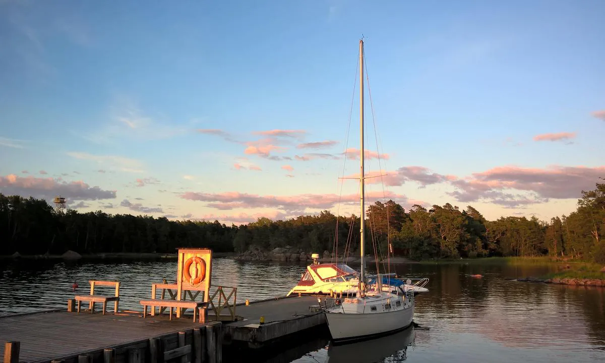 Ulko-tammio: {"base": "en", "no": "Det er en stein ved enden av brygga - Bak motorb\u00e5ten. Overfor seilb\u00e5ten er det trygg fort\u00f8yning. Gratis havn, statlig naturpark.", "se": "Det finns en sten i slutet av piren - Bakom motorb\u00e5ten. Mittemot segelb\u00e5ten \u00e4r s\u00e4ker f\u00f6rt\u00f6jning. Gratis hamn, statligt naturreservat.", "en": "There is rock in the end of the pier - Behind the motorboat. Opposite to sailboat is safe mooring. Free harbour, state natural park.", "da": "Der er klipper for enden af molen - Bag motorb\u00e5den. Overfor sejlb\u00e5den er der sikker fort\u00f8jning. Fri havn, statens naturpark."}