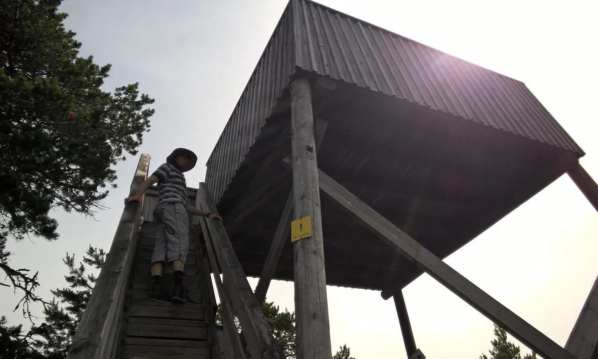 Ulko-tammio: {"base": "en", "no": "Utkikkst\u00e5rn", "se": "Vakttornet", "en": "Watch tower", "da": "Udkigst\u00e5rn"}