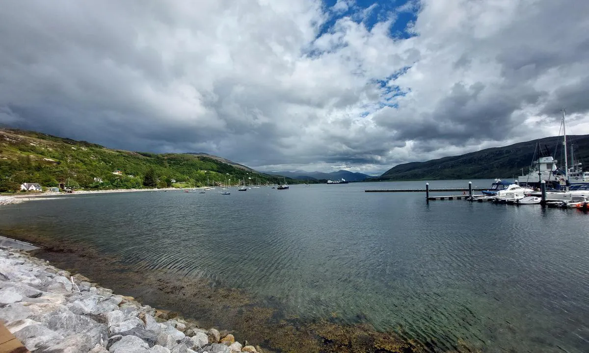 Ullapool: {"base": "en", "no": "Utsikt over fort\u00f8yningsomr\u00e5det (12 b\u00f8yer for bes\u00f8kende)", "se": "Vy \u00f6ver f\u00f6rt\u00f6jningsomr\u00e5de (12 bojar f\u00f6r bes\u00f6kare)", "en": "View of mooring area (12 buoys for visitors)", "da": "Udsigt over fort\u00f8jningsomr\u00e5de (12 b\u00f8jer til bes\u00f8gende)", "fr": "Vue de la zone d'amarrage (12 bou\u00e9es pour les visiteurs)", "de": "Blick auf das Liegeplatzgebiet (12 Bojen f\u00fcr Besucher)", "es": "Vista del \u00e1rea de amarre (12 boyas para visitantes)", "it": "Vista dell'area d'ormeggio (12 boe per visitatori)", "pt": "Vista da \u00e1rea de amarra\u00e7\u00e3o (12 b\u00f3ias para visitantes)", "nl": "Uitzicht op aanleggebied (12 boeien voor bezoekers)", "pl": "Widok na stref\u0119 cumowania (12 boi dla go\u015bci)", "uk": "\u0412\u0438\u0434 \u043d\u0430 \u0437\u043e\u043d\u0443 \u0448\u0432\u0430\u0440\u0442\u0443\u0432\u0430\u043d\u043d\u044f (12 \u0431\u0443\u0439\u043a\u0456\u0432 \u0434\u043b\u044f \u0432\u0456\u0434\u0432\u0456\u0434\u0443\u0432\u0430\u0447\u0456\u0432)", "ro": "Vedere a zonei de acostare (12 balize pentru vizitatori)", "tr": "Ba\u011flanma alan\u0131n\u0131n g\u00f6r\u00fcn\u00fcm\u00fc (ziyaret\u00e7iler i\u00e7in 12 \u015famand\u0131ra)", "el": "\u0398\u03ad\u03b1 \u03c4\u03b7\u03c2 \u03c0\u03b5\u03c1\u03b9\u03bf\u03c7\u03ae\u03c2 \u03b1\u03b3\u03ba\u03c5\u03c1\u03bf\u03b2\u03bf\u03bb\u03af\u03b1\u03c2 (12 \u03c3\u03b7\u03bc\u03b1\u03b4\u03bf\u03cd\u03c1\u03b5\u03c2 \u03b3\u03b9\u03b1 \u03b5\u03c0\u03b9\u03c3\u03ba\u03ad\u03c0\u03c4\u03b5\u03c2)", "cs": "Pohled na kotvi\u0161t\u011b (12 b\u00f3j\u00ed pro n\u00e1v\u0161t\u011bvn\u00edky)", "hu": "Kik\u00f6t\u00e9si ter\u00fclet l\u00e1tk\u00e9pe (12 b\u00f3ja l\u00e1togat\u00f3knak)", "fi": "N\u00e4k\u00f6ala kiinnittymisalueelle (12 poijua vierailijoille)", "bg": "\u0418\u0437\u0433\u043b\u0435\u0434 \u043a\u044a\u043c \u0437\u043e\u043d\u0430\u0442\u0430 \u0437\u0430 \u043f\u0440\u0438\u0441\u0442\u0430\u0432\u0430\u043d\u0435 (12 \u0448\u0430\u043c\u0430\u043d\u0434\u0443\u0440\u0438 \u0437\u0430 \u043f\u043e\u0441\u0435\u0442\u0438\u0442\u0435\u043b\u0438)", "sr": "Pogled na podru\u010dje za privez (12 bova za posetioce)", "et": "Vaade sildumispiirkonnale (12 poid k\u00fclastajatele)", "lv": "Skats uz pietauvo\u0161an\u0101s zonu (12 bojas apmekl\u0113t\u0101jiem)", "lt": "Vaizdas \u012f \u0161vartavimosi zon\u0105 (12 pl\u016bdur\u0173 lankytojams)"}