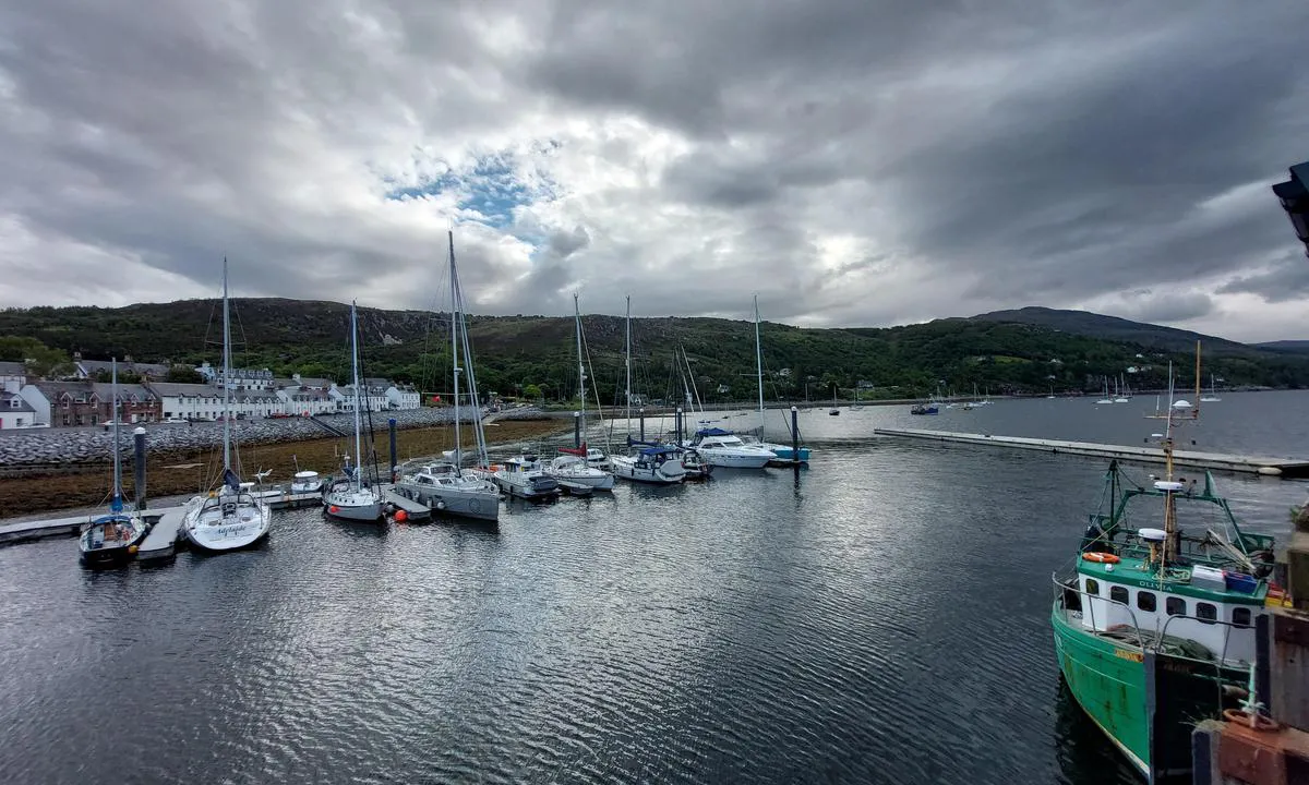 Ullapool: {"base": "en", "no": "6 gjesteplasser ved enden av bryggen", "se": "6 bes\u00f6ksplatser vid slutet av pontonen", "en": "6 visitor berth at the end of the ponton", "da": "6 g\u00e6stepladser for enden af pontonen", "fr": "6 places visiteurs \u00e0 l'extr\u00e9mit\u00e9 du ponton", "de": "6 Besucherliegepl\u00e4tze am Ende des Pontons", "es": "6 amarraderos para visitantes al final del pont\u00f3n", "it": "6 posti barca per visitatori alla fine del pontile", "pt": "6 amarra\u00e7\u00f5es para visitantes no final do pont\u00e3o", "nl": "6 bezoekersligplaatsen aan het einde van de ponton", "pl": "6 miejsc dla go\u015bci na ko\u0144cu p\u0142ywaj\u0105cego pomostu", "uk": "6 \u043c\u0456\u0441\u0446\u044c \u0434\u043b\u044f \u0432\u0456\u0434\u0432\u0456\u0434\u0443\u0432\u0430\u0447\u0456\u0432 \u043d\u0430 \u043a\u0456\u043d\u0446\u0456 \u043f\u043e\u043d\u0442\u043e\u043d\u043d\u043e\u0433\u043e \u043f\u0440\u0438\u0447\u0430\u043b\u0443", "ro": "6 locuri de acostare pentru vizitatori la cap\u0103tul pontonului", "tr": "Pontoonun sonunda 6 ziyaret\u00e7i yata\u011f\u0131", "el": "6 \u03b8\u03ad\u03c3\u03b5\u03b9\u03c2 \u03b5\u03c0\u03b9\u03c3\u03ba\u03b5\u03c0\u03c4\u03ce\u03bd \u03c3\u03c4\u03bf \u03c4\u03ad\u03bb\u03bf\u03c2 \u03c4\u03bf\u03c5 \u03c0\u03bb\u03c9\u03c4\u03ae\u03c1\u03b1", "cs": "6 n\u00e1v\u0161t\u011bvn\u00edch st\u00e1n\u00ed na konci pontonu", "hu": "6 vend\u00e9ghely a m\u00f3l\u00f3 v\u00e9g\u00e9n", "fi": "6 vieraspaikkaa ponttonin p\u00e4\u00e4ss\u00e4", "bg": "6 \u043c\u0435\u0441\u0442\u0430 \u0437\u0430 \u043f\u043e\u0441\u0435\u0442\u0438\u0442\u0435\u043b\u0438 \u0432 \u043a\u0440\u0430\u044f \u043d\u0430 \u043f\u043e\u043d\u0442\u043e\u043d\u0430", "sr": "6 vezova za posetioce na kraju pontona", "et": "6 k\u00fclaliskaid kai otsas", "lv": "6 apmekl\u0113t\u0101ju piest\u0101tnes pie pontona gala", "lt": "6 lankytoj\u0173 prieplaukos vietos prie pontono galo"}