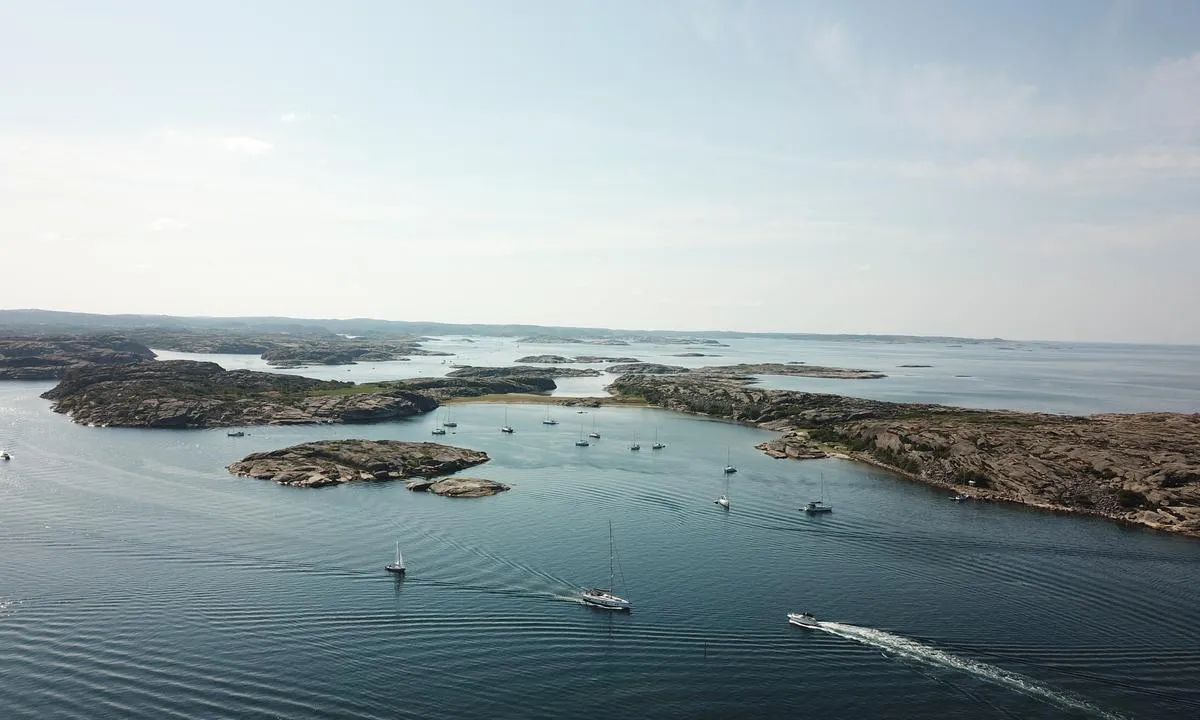 Ulön -Dannemark: {"base": "no", "no": "Oversiktsbilde sett fra nord", "se": "\u00d6versiktsbild sedd fr\u00e5n norr", "en": "Overview image seen from the north", "da": "Oversigtsbillede set fra nord"}