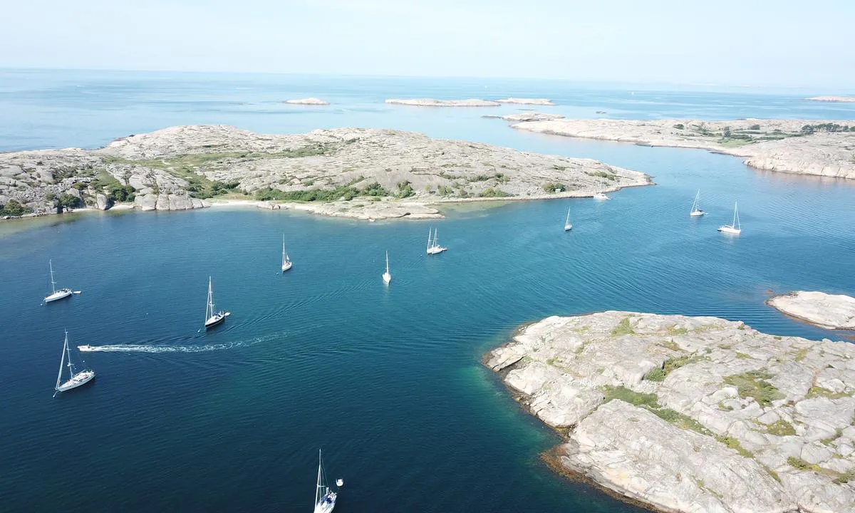 Ulön -Dannemark: {"base": "no", "no": "Oversiktsbilde sett fra \u00f8st", "se": "\u00d6versiktsbild sedd fr\u00e5n \u00f6ster", "en": "Overview image seen from the east", "da": "Oversigtsbillede set fra \u00f8st"}