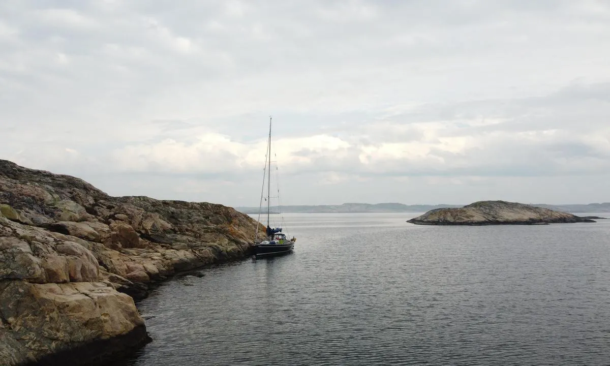 Ulsholmen: {"base": "no", "no": "Longsideplass p\u00e5 nordsiden av bukten", "se": "L\u00e5ngsidesplats p\u00e5 norra sidan av bukten", "en": "Alongside berth on the north side of the bay", "da": "Langsideplads p\u00e5 nordsiden af bugten", "fr": "Place longitudinale sur le c\u00f4t\u00e9 nord de la baie", "de": "L\u00e4ngsseitiger Liegeplatz an der Nordseite der Bucht", "es": "Plaza de largo en el lado norte de la bah\u00eda", "it": "Posto lungo il lato nord della baia", "pt": "Lugar ao longo da lateral no lado norte da ba\u00eda", "nl": "Langszij ligplaats aan de noordzijde van de baai", "pl": "Miejsce do cumowania na p\u00f3\u0142nocnej stronie zatoki", "uk": "\u041f\u0440\u0438\u0447\u0430\u043b \u0432\u0437\u0434\u043e\u0432\u0436 \u043f\u0456\u0432\u043d\u0456\u0447\u043d\u043e\u0457 \u0441\u0442\u043e\u0440\u043e\u043d\u0438 \u0437\u0430\u0442\u043e\u043a\u0438", "ro": "Loc de acostare pe partea de nord a golfului", "tr": "Koyun kuzey taraf\u0131nda borda yana\u015fma yeri", "el": "\u0398\u03ad\u03c3\u03b7 \u03ba\u03b1\u03c4\u03ac \u03bc\u03ae\u03ba\u03bf\u03c2 \u03c3\u03c4\u03b7\u03bd \u03b2\u03cc\u03c1\u03b5\u03b9\u03b1 \u03c0\u03bb\u03b5\u03c5\u03c1\u03ac \u03c4\u03bf\u03c5 \u03ba\u03cc\u03bb\u03c0\u03bf\u03c5", "cs": "P\u0159\u00ed\u010dn\u00e1 kotvi\u0161t\u011b na severn\u00ed stran\u011b z\u00e1toky", "hu": "Hosszoldali hely az \u00f6b\u00f6l \u00e9szaki oldal\u00e1n", "fi": "Kylkikiinnitys poukaman pohjoispuolella", "bg": "\u041c\u044f\u0441\u0442\u043e \u0437\u0430 \u043f\u0440\u0438\u0441\u0442\u0430\u0432\u0430\u043d\u0435 \u043d\u0430 \u0441\u0435\u0432\u0435\u0440\u043d\u0430\u0442\u0430 \u0441\u0442\u0440\u0430\u043d\u0430 \u043d\u0430 \u0437\u0430\u043b\u0438\u0432\u0430", "sr": "\u0411\u043e\u043a\u043e\u043c\u0435\u0440 \u043f\u0440\u0438\u0432\u0435\u0437 \u043d\u0430 \u0441\u0435\u0432\u0435\u0440\u043d\u043e\u0458 \u0441\u0442\u0440\u0430\u043d\u0438 \u0437\u0430\u043b\u0438\u0432\u0430", "et": "K\u00fclgkiilkoha koht lahe p\u00f5hjak\u00fcljel", "lv": "Gar s\u0101nu pie zieme\u013cu puses l\u012bc\u012b", "lt": "\u0160onin\u0117 vieta \u0161iaurin\u0117je \u012flankos pus\u0117je"}
