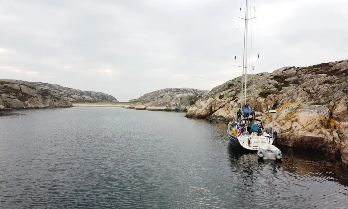Ulsholmen: {"base": "no", "no": "Longsideplass p\u00e5 nordsiden av bukten", "se": "L\u00e5ngsidesplats p\u00e5 norra sidan av bukten", "en": "Alongside berth on the north side of the bay", "da": "Langsideplads p\u00e5 nordsiden af bugten", "fr": "Place le long du quai sur le c\u00f4t\u00e9 nord de la baie", "de": "L\u00e4ngsseitsliegeplatz an der Nordseite der Bucht", "es": "Amarre de costado en el lado norte de la bah\u00eda", "it": "Posto lungo il lato nord della baia", "pt": "Espa\u00e7o de amarra\u00e7\u00e3o ao longo do lado norte da ba\u00eda", "nl": "Langszijplaats aan de noordzijde van de baai", "pl": "Miejsce cumownicze burt\u0105 do nabrze\u017ca po p\u00f3\u0142nocnej stronie zatoki", "uk": "\u041f\u0440\u0438\u0447\u0430\u043b \u0432\u0437\u0434\u043e\u0432\u0436 \u043f\u0456\u0432\u043d\u0456\u0447\u043d\u043e\u0433\u043e \u0431\u043e\u043a\u0443 \u0431\u0443\u0445\u0442\u0438", "ro": "Loc de acostare de-a lungul cheiului pe partea de nord a golfului", "tr": "Koyun kuzey taraf\u0131nda uzunlamas\u0131na yana\u015fma yeri", "el": "\u03a0\u03c1\u03cc\u03c3\u03b4\u03b5\u03c3\u03b7 \u03c0\u03b1\u03c1\u03ac\u03bb\u03bb\u03b7\u03bb\u03b1 \u03bc\u03b5 \u03c4\u03b7\u03bd \u03b1\u03c0\u03bf\u03b2\u03ac\u03b8\u03c1\u03b1 \u03c3\u03c4\u03b7 \u03b2\u03cc\u03c1\u03b5\u03b9\u03b1 \u03c0\u03bb\u03b5\u03c5\u03c1\u03ac \u03c4\u03bf\u03c5 \u03ba\u03cc\u03bb\u03c0\u03bf\u03c5", "cs": "Dlouh\u00fd bok na severn\u00ed stran\u011b z\u00e1livu", "hu": "Hosszanti kik\u00f6t\u0151hely az \u00f6b\u00f6l \u00e9szaki oldal\u00e1n", "fi": "Laitesatama lahden pohjoispuolella", "bg": "\u0414\u044a\u043b\u0436\u0438\u043d\u0430 \u043d\u0430 \u043f\u0440\u0438\u0441\u0442\u0430\u043d\u0438\u0449\u0435\u0442\u043e \u043e\u0442 \u0441\u0435\u0432\u0435\u0440\u043d\u0430\u0442\u0430 \u0441\u0442\u0440\u0430\u043d\u0430 \u043d\u0430 \u0437\u0430\u043b\u0438\u0432\u0430", "sr": "Du\u017einski vez na severnoj strani zaliva", "et": "K\u00fclgsillig koht lahe p\u00f5hjak\u00fcljel", "lv": "Piest\u0101tnes vieta garenvirzien\u0101 l\u012b\u010da zieme\u013cu pus\u0113", "lt": "\u0160vartavimo vietos ilguoju bortu \u012flankos \u0161iauriniame krante"}