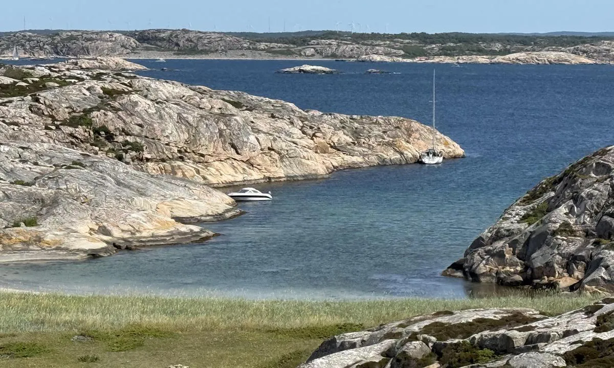 Ulsholmen: {"base": "no", "no": "Utsikt fra toppen av \u00f8ya mot sandstrand og bukten.", "se": "Utsikt fr\u00e5n toppen av \u00f6n mot sandstrand och bukten.", "en": "View from the top of the island towards the sandy beach and the bay.", "da": "Udsigt fra toppen af \u00f8en mod sandstrand og bugten.", "fr": "Vue du sommet de l'\u00eele vers la plage de sable et la baie.", "de": "Aussicht von der Spitze der Insel auf den Sandstrand und die Bucht.", "es": "Vista desde la cima de la isla hacia la playa de arena y la bah\u00eda.", "it": "Vista dalla cima dell'isola verso la spiaggia sabbiosa e la baia.", "pt": "Vista do topo da ilha em dire\u00e7\u00e3o \u00e0 praia de areia e \u00e0 ba\u00eda.", "nl": "Uitzicht vanaf de top van het eiland naar het zandstrand en de baai.", "pl": "Widok z g\u00f3ry wyspy w kierunku piaszczystej pla\u017cy i zatoki.", "uk": "\u0412\u0438\u0434 \u0437 \u0432\u0435\u0440\u0448\u0438\u043d\u0438 \u043e\u0441\u0442\u0440\u043e\u0432\u0430 \u043d\u0430 \u043f\u0456\u0449\u0430\u043d\u0438\u0439 \u043f\u043b\u044f\u0436 \u0456 \u0437\u0430\u0442\u043e\u043a\u0443.", "ro": "Vedere de pe v\u00e2rful insulei spre plaj\u0103 de nisip \u0219i golf.", "tr": "Adan\u0131n tepesinden kum plaj\u0131na ve koyuna bak\u0131\u015f.", "el": "\u0398\u03ad\u03b1 \u03b1\u03c0\u03cc \u03c4\u03b7\u03bd \u03ba\u03bf\u03c1\u03c5\u03c6\u03ae \u03c4\u03bf\u03c5 \u03bd\u03b7\u03c3\u03b9\u03bf\u03cd \u03c0\u03c1\u03bf\u03c2 \u03c4\u03b7\u03bd \u03b1\u03bc\u03bc\u03ce\u03b4\u03b7 \u03c0\u03b1\u03c1\u03b1\u03bb\u03af\u03b1 \u03ba\u03b1\u03b9 \u03c4\u03bf\u03bd \u03ba\u03cc\u03bb\u03c0\u03bf.", "cs": "V\u00fdhled z vrcholu ostrova na p\u00edse\u010dnou pl\u00e1\u017e a z\u00e1toku.", "hu": "Kil\u00e1t\u00e1s a sziget tetej\u00e9r\u0151l a homokos strandra \u00e9s az \u00f6b\u00f6lre.", "fi": "N\u00e4kym\u00e4 saaren huipulta hiekkarannalle ja lahdelle.", "bg": "\u0413\u043b\u0435\u0434\u043a\u0430 \u043e\u0442 \u0432\u044a\u0440\u0445\u0430 \u043d\u0430 \u043e\u0441\u0442\u0440\u043e\u0432\u0430 \u043a\u044a\u043c \u043f\u044f\u0441\u044a\u0447\u043d\u0438\u044f \u043f\u043b\u0430\u0436 \u0438 \u0437\u0430\u043b\u0438\u0432\u0430.", "sr": "Pogled sa vrha ostrva prema pe\u0161\u010danoj pla\u017ei i uvali.", "et": "Vaade saare tipust liivaranna ja lahe poole.", "lv": "Skats no salas virsotnes uz smil\u0161u pludmali un l\u012bci.", "lt": "Vaizdas nuo salos vir\u0161\u016bn\u0117s \u012f sm\u0117lio papl\u016bdim\u012f ir \u012flank\u0105."}