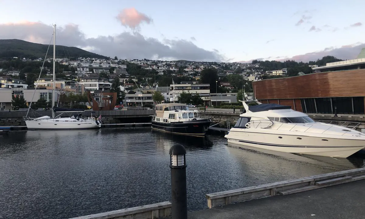 Ulsteinvik: {"base": "no", "no": "inne i havna - noe grunt inne ved brygga rett bak seilb\u00e5ten p\u00e5 bildet", "se": "inne i hamnen - n\u00e5got grunt inne vid bryggan precis bakom segelb\u00e5ten p\u00e5 bilden", "en": "inside the harbor - somewhat shallow by the pier right behind the sailboat in the picture", "da": "inde i havnen - noget lavvandet inde ved kajen lige bag sejlb\u00e5den p\u00e5 billedet"}