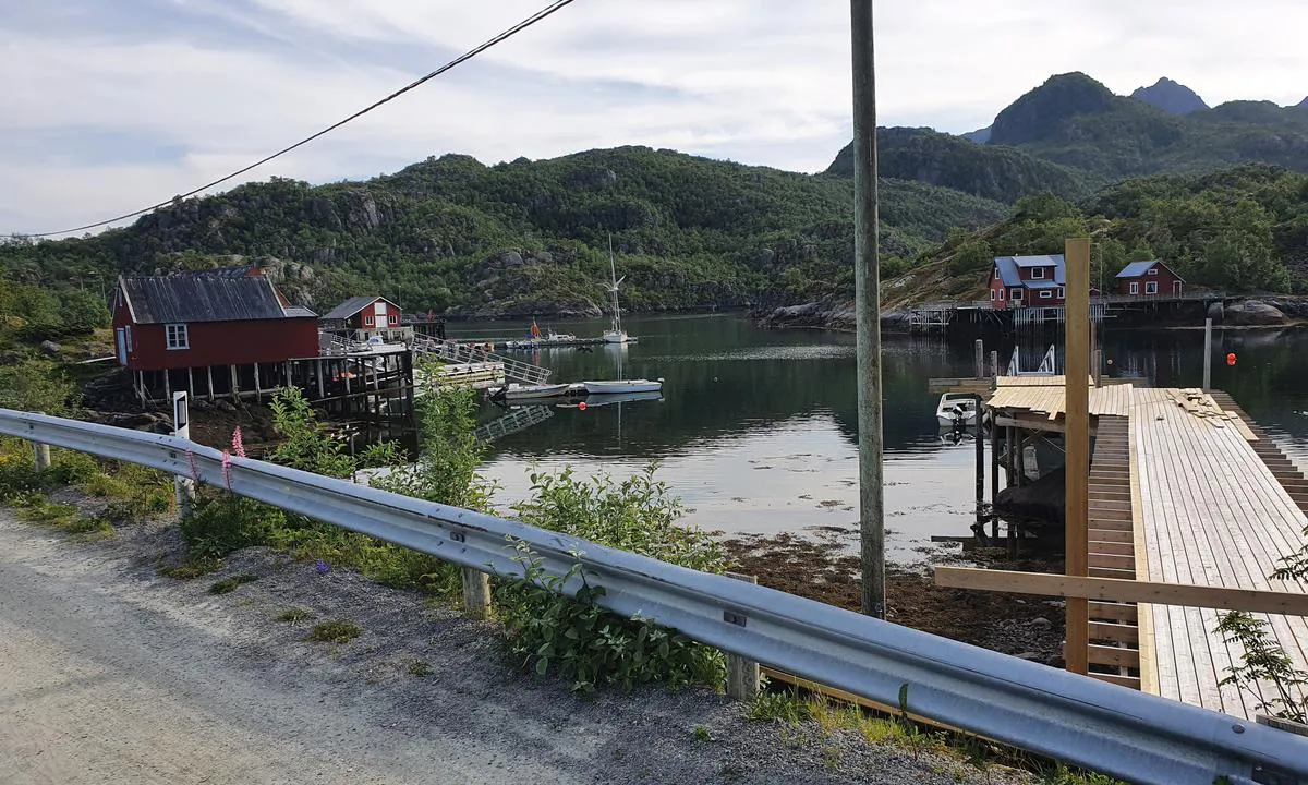 Ulvågen: {"base": "no", "no": "Gjestebrygge til venstre i bildet. Sp\u00f8r hvor du kan ligge!.", "se": "G\u00e4stbrygga till v\u00e4nster p\u00e5 bilden. Fr\u00e5ga var du kan l\u00e4gga till!", "en": "Guest pier to the left in the picture. Ask where you can moor!", "da": "G\u00e6stebro til venstre i billedet. Sp\u00f8rg hvor du kan ligge!"}
