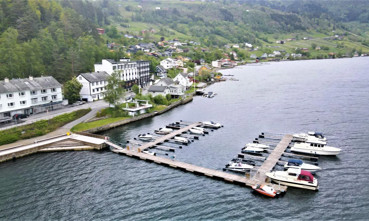 Ulvik Gjestehavn: {"base": "en", "no": "Ciderroute; g\u00e5 til h\u00f8yre, til skiltet 'Syse gard' og f\u00f8lg skiltene. Ruten g\u00e5r opp i h\u00f8yre hj\u00f8rne av bildet.", "se": "Ciderroute; g\u00e5 till h\u00f6ger, tills skylten 'Syse gard' och f\u00f6lj skyltarna. Rutten g\u00e5r upp i h\u00f6gra h\u00f6rnet av fotot.", "en": "Ciderroute;  walk to the right, until sign \"Syse gard\" and follow the signs.  The route goes up in the right corner of the photo.", "da": "Ciderroute; g\u00e5 til h\u00f8jre, indtil skiltet \"Syse gard\" og f\u00f8lg skiltene. Ruten g\u00e5r op i h\u00f8jre hj\u00f8rne af billedet."}