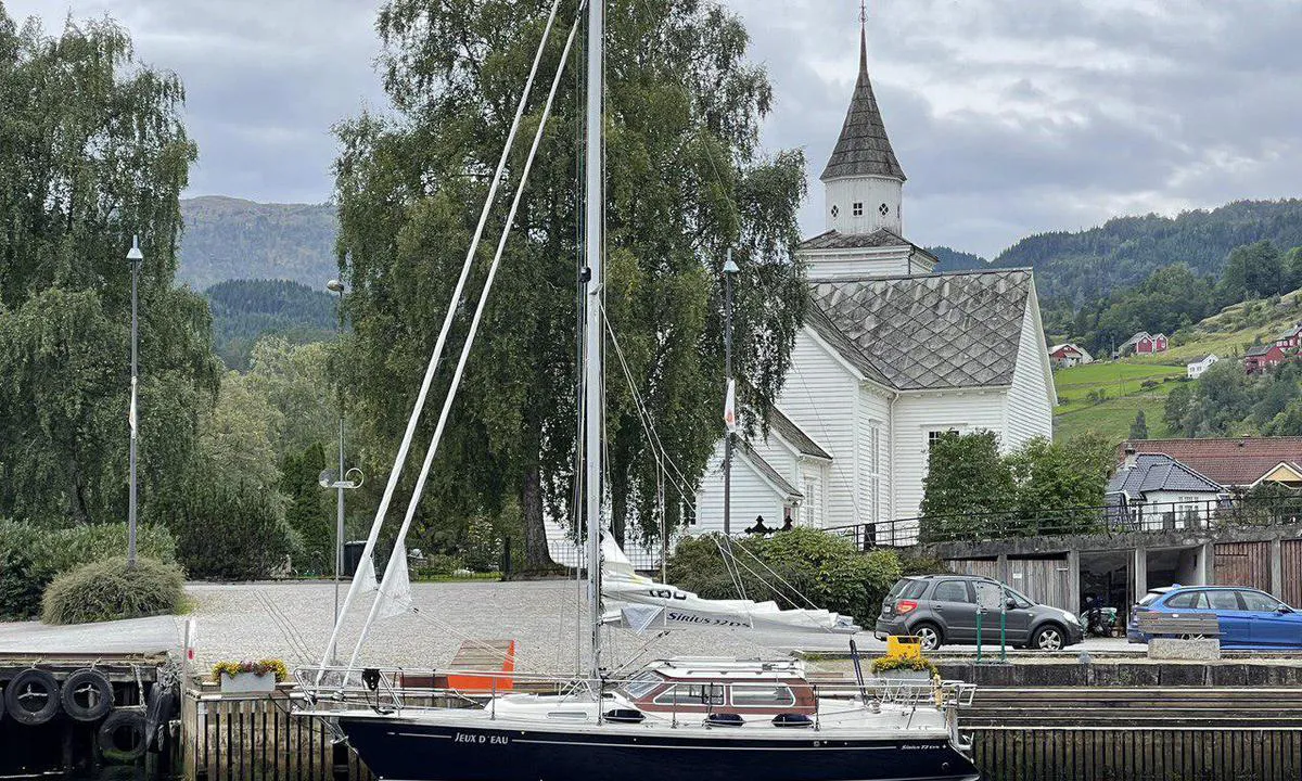 Midt i blinken i Ulvik. Husk at springtiden kan medføre vannstandsforskjell på nesten 1,5m. Unngå for kort fortøyning. 

Havnfasiliteter: Toalett / dusj befinner seg i "Den grønne Café". Denne liggeplassen her er den mest ikoniske men har verken vann eller strøm. Strøm fåes kun ved den nordlige delen av trebrygga mens den eneste vannslangen befinner seg på flytebrygge-delen i øst.