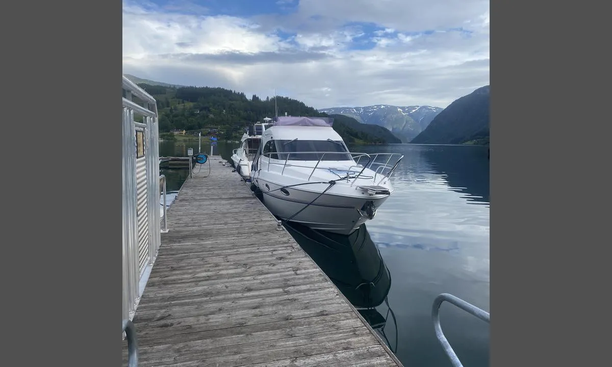 Ulvik Gjestehavn: {"base": "no", "no": "Flott plass, fint brygge anlegg. Anbefaler flytebrygge pga flo fj\u00e6re forskjell. \r\n\r\nFine turmuligheter, anbefaler cider turen. \r\n\r\nStille og rolige i midten av juni.", "se": "Fin plats, fint brygganl\u00e4gg. Rekommenderar flytbrygga p\u00e5 grund av flod ebb skillnad.<br><br>Fina vandringsm\u00f6jligheter, rekommenderar cider-turen.<br><br>Stilla och lugnt i mitten av juni.", "en": "Great place, nice dock facilities. Recommend the floating dock due to tidal differences.<br><br>Great hiking opportunities, recommend the cider tour.<br><br>Quiet and peaceful in the middle of June.", "da": "Flot sted, fint broanl\u00e6g. Anbefaler flydebro pga h\u00f8jdeforskel ved flod og ebbe.<br><br>Fine ture, anbefaler cider turen.<br><br>Stille og roligt i midten af juni."}
