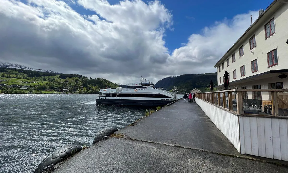 Ulvik Gjestehavn: {"base": "en", "no": "Kaf\u00e9 ved havnen. <br> Hurtigb\u00e5t i indre Hardangerfjord", "se": "Caf\u00e9 i hamnen.<br>Snabbf\u00e4rja i inre Hardangerfjorden", "en": "Cafe at harbour.\r\nFast ferry in the inner Hardangerfjord", "da": "Caf\u00e9 ved havnen.<br>Hurtigf\u00e6rge i den indre Hardangerfjord"}
