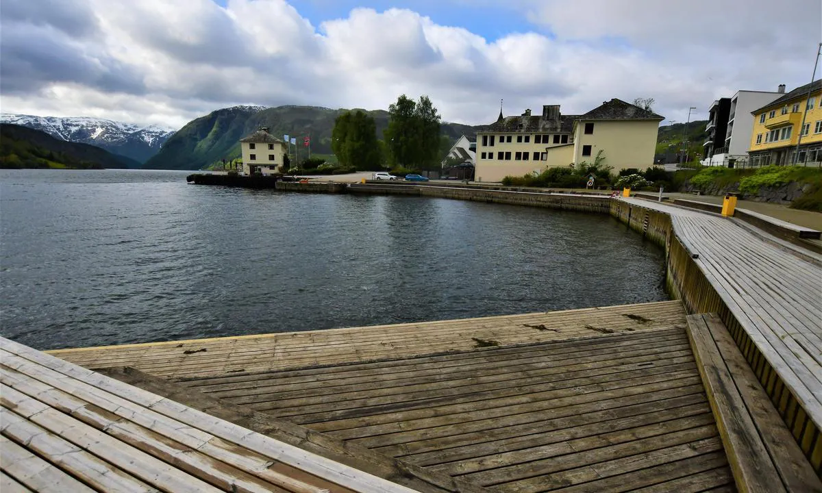 Ulvik Gjestehavn: {"base": "en", "no": "Olav H Hauge-senteret i bygningen til venstre", "se": "Olav H Hauge center i byggnaden till v\u00e4nster", "en": "Olav H Hauge center in the building to the left", "da": "Olav H Hauge center i bygningen til venstre"}