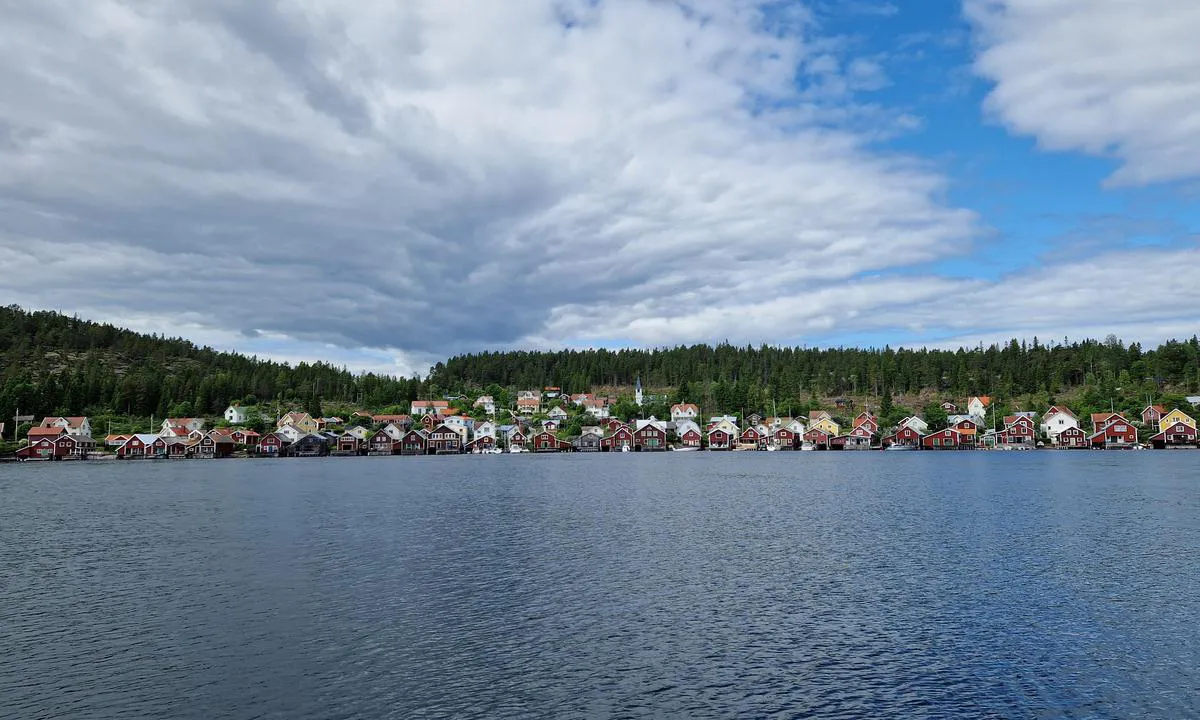 Ulvöhamn - Kommunkajen: {"base": "en", "no": "Marinaen er til venstre for trehusene.", "se": "Marinan ligger till v\u00e4nster om de tr\u00e4byggnaderna.", "en": "The marina is left of the wooden houses.", "da": "Marinaen er til venstre for de tr\u00e6huse.", "fr": "La marina se situe \u00e0 gauche des maisons en bois.", "de": "Die Marina befindet sich links von den Holzh\u00e4usern.", "es": "La marina est\u00e1 a la izquierda de las casas de madera.", "it": "Il porto turistico \u00e8 a sinistra delle case di legno.", "pt": "A marina fica \u00e0 esquerda das casas de madeira.", "nl": "De jachthaven ligt links van de houten huizen.", "pl": "Marina znajduje si\u0119 na lewo od drewnianych dom\u00f3w.", "uk": "\u041f\u0440\u0438\u0441\u0442\u0430\u043d\u044c \u0437\u043d\u0430\u0445\u043e\u0434\u0438\u0442\u044c\u0441\u044f \u043b\u0456\u0432\u043e\u0440\u0443\u0447 \u0432\u0456\u0434 \u0434\u0435\u0440\u0435\u0432'\u044f\u043d\u0438\u0445 \u0431\u0443\u0434\u0438\u043d\u043a\u0456\u0432.", "ro": "Marina se afl\u0103 \u00een st\u00e2nga caselor din lemn.", "tr": "Marina ah\u015fap evlerin solundad\u0131r.", "el": "\u0397 \u03bc\u03b1\u03c1\u03af\u03bd\u03b1 \u03b2\u03c1\u03af\u03c3\u03ba\u03b5\u03c4\u03b1\u03b9 \u03b1\u03c1\u03b9\u03c3\u03c4\u03b5\u03c1\u03ac \u03b1\u03c0\u03cc \u03c4\u03b1 \u03be\u03cd\u03bb\u03b9\u03bd\u03b1 \u03c3\u03c0\u03af\u03c4\u03b9\u03b1.", "cs": "Marina je vlevo od d\u0159ev\u011bn\u00fdch dom\u016f.", "hu": "A marina a fah\u00e1zak bal oldal\u00e1n tal\u00e1lhat\u00f3.", "fi": "Marina on puutalojen vasemmalla puolella.", "bg": "\u041c\u0430\u0440\u0438\u043d\u0430\u0442\u0430 \u0435 \u0432\u043b\u044f\u0432\u043e \u043e\u0442 \u0434\u044a\u0440\u0432\u0435\u043d\u0438\u0442\u0435 \u043a\u044a\u0449\u0438.", "sr": "Marina je levo od drvenih ku\u0107a.", "et": "Marina asub puumajade vasakul.", "lv": "Jahtu osta ir pa kreisi no koka m\u0101j\u0101m.", "lt": "Prieplauka yra \u012f kair\u0119 nuo medini\u0173 nam\u0173."}