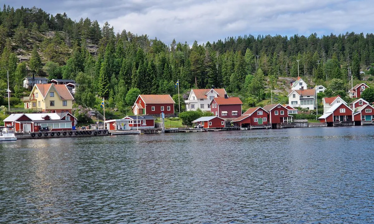 Ulvöhamn - Kommunkajen: {"base": "en", "no": "Ponton ligger til venstre for bensinstasjonen.", "se": "Pontonen ligger till v\u00e4nster om bensinstationen.", "en": "The pontoon is left of the petrol station.", "da": "Pontonen er til venstre for tankstationen.", "fr": "Le ponton se trouve \u00e0 gauche de la station-service.", "de": "Der Ponton ist links von der Tankstelle.", "es": "El pont\u00f3n est\u00e1 a la izquierda de la estaci\u00f3n de gasolina.", "it": "Il pontile \u00e8 a sinistra della stazione di servizio.", "pt": "O pont\u00e3o est\u00e1 \u00e0 esquerda do posto de gasolina.", "nl": "De ponton bevindt zich links van het benzinestation.", "pl": "Ponton znajduje si\u0119 po lewej stronie stacji benzynowej.", "uk": "\u041f\u043e\u043d\u0442\u043e\u043d \u0437\u043d\u0430\u0445\u043e\u0434\u0438\u0442\u044c\u0441\u044f \u0437\u043b\u0456\u0432\u0430 \u0432\u0456\u0434 \u0437\u0430\u043f\u0440\u0430\u0432\u043d\u043e\u0457 \u0441\u0442\u0430\u043d\u0446\u0456\u0457.", "ro": "Pontongul este la st\u00e2nga sta\u021biei de benzin\u0103.", "tr": "Pontoon, benzin istasyonunun solundad\u0131r.", "el": "\u0397 \u03c0\u03bb\u03c9\u03c4\u03ae \u03b5\u03be\u03ad\u03b4\u03c1\u03b1 \u03b5\u03af\u03bd\u03b1\u03b9 \u03b1\u03c1\u03b9\u03c3\u03c4\u03b5\u03c1\u03ac \u03b1\u03c0\u03cc \u03c4\u03bf \u03c0\u03c1\u03b1\u03c4\u03ae\u03c1\u03b9\u03bf \u03ba\u03b1\u03c5\u03c3\u03af\u03bc\u03c9\u03bd.", "cs": "Ponton je vlevo od \u010derpac\u00ed stanice.", "hu": "A ponton a benzink\u00fat bal oldal\u00e1n tal\u00e1lhat\u00f3.", "fi": "Laituri on huoltoaseman vasemmalla puolella.", "bg": "\u041f\u043e\u043d\u0442\u043e\u043d\u0430 \u0435 \u0432\u043b\u044f\u0432\u043e \u043e\u0442 \u0431\u0435\u043d\u0437\u0438\u043d\u043e\u0441\u0442\u0430\u043d\u0446\u0438\u044f\u0442\u0430.", "sr": "Pontonski most je sa leve strane benzinske stanice.", "et": "Pontoonsild on bensiinijaamast vasakul.", "lv": "Peldvieta atrodas pa kreisi no degvielas uzpildes stacijas.", "lt": "Pontonas yra kair\u0117je nuo degalin\u0117s."}