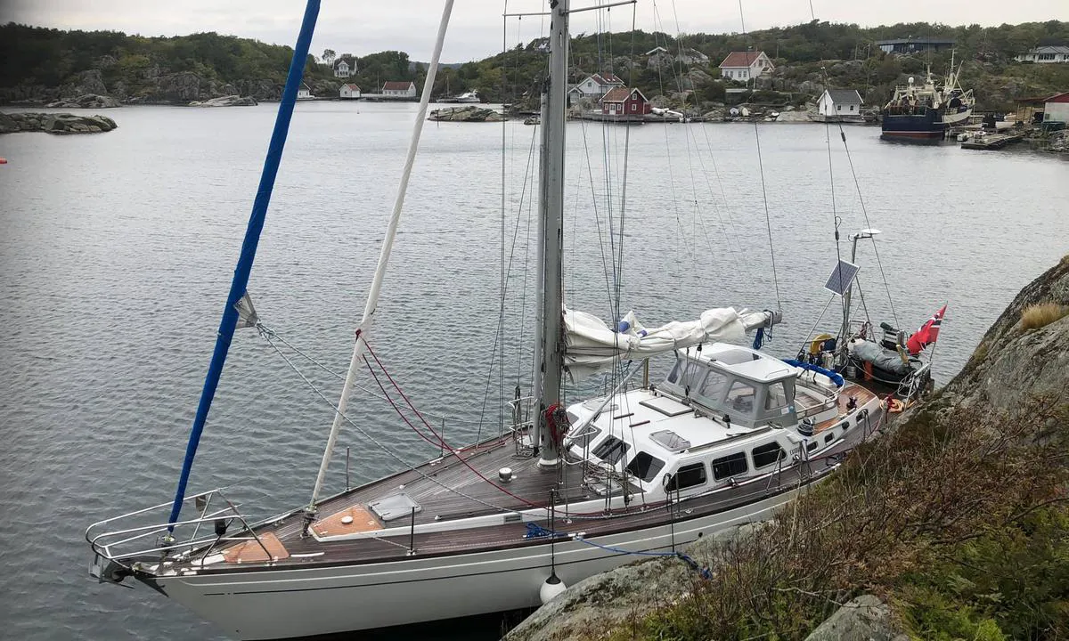 Ulvøysund: {"base": "no", "no": "Longside fort\u00f8ying mot fjell i Ulv\u00f8ysund.", "se": "Longside f\u00f6rt\u00f6jning mot klippa i Ulv\u00f8ysund.", "en": "Alongside mooring to the rock in Ulv\u00f8ysund.", "da": "Langsides fort\u00f8jning mod klippe i Ulv\u00f8ysund."}