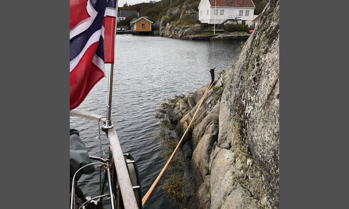 Ulvøysund: {"base": "no", "no": "P\u00e5 longsideplassen i Ulv\u00f8ysund er det solide bolter \u00e5 fort\u00f8ye i.", "se": "P\u00e5 l\u00e5ngsidan i Ulv\u00f8ysund finns det solida bultar att f\u00f6rt\u00f6ja i.", "en": "There are sturdy bolts to moor to at the longside berth in Ulv\u00f8ysund.", "da": "Ved langsidestationen i Ulv\u00f8ysund er der solide bolte at fort\u00f8je i."}