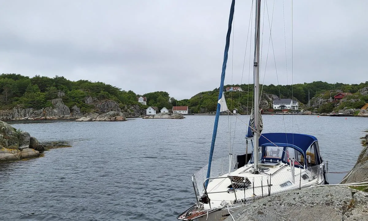 Ulvøysund: {"base": "no", "no": "Longside Skibbeholmen vestsiden. Egne kiler n\u00f8dvendig", "se": "L\u00e5ngsides vid Skibbeholmen v\u00e4stsidan. Egna kilar n\u00f6dv\u00e4ndiga", "en": "Alongside Skibbeholmen west side. Own wedges necessary", "da": "Langsides Skibbeholmen vestsiden. Eget kile n\u00f8dvendig"}