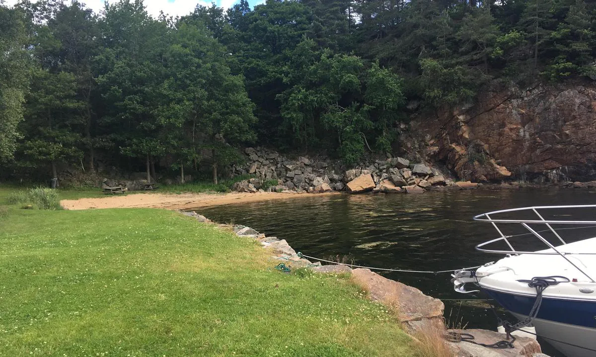 Underøy (Indre): Bolter i stein ved gress-slette. Bruk dregg. Plass til 7-8 båter.
Fin badeplass ved sandstrand.
Ligger veldig godt her inne om det er mye sjø og drag utpå. Audna-elva demper dette.
Ligger godt gjemt for nord/vesten som kan bli plagsom på disse kanter.