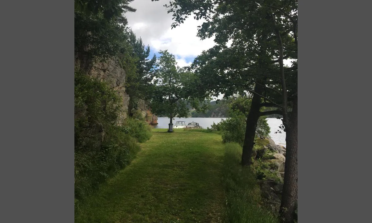 Underøy (Indre): {"base": "no", "no": "Fin gress-slette ved sandstrand.", "se": "Fin gr\u00e4syta vid sandstrand.", "en": "Nice grassy area by sandy beach.", "da": "Fin gr\u00e6s-pl\u00e6ne ved sandstrand."}