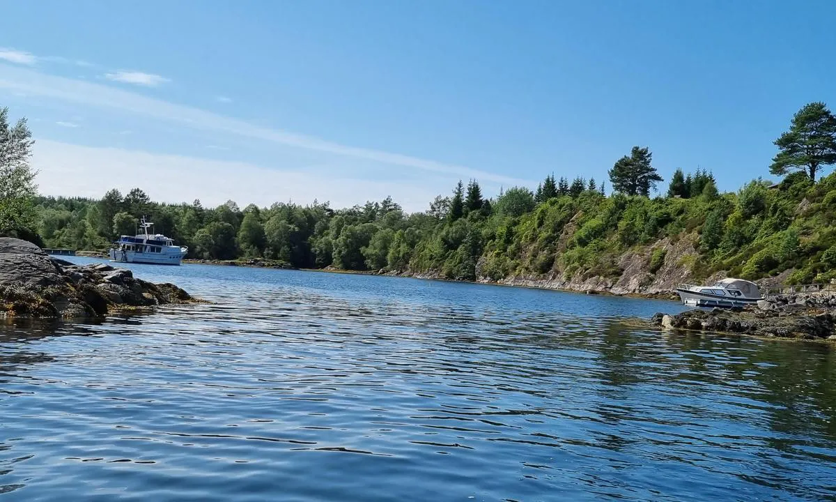 Undervågen: {"base": "no", "no": "Innseilingen er ganske trang, det kan v\u00e6re en fordel med utkikk p\u00e5 fordekk", "se": "Inseglningen \u00e4r ganska tr\u00e5ng, det kan vara en f\u00f6rdel med utkik p\u00e5 f\u00f6rd\u00e4ck.", "en": "The entrance is quite narrow, it can be advantageous to have a lookout on the foredeck", "da": "Indsejlingen er ganske trang, det kan v\u00e6re en fordel med udkig p\u00e5 ford\u00e6kket"}