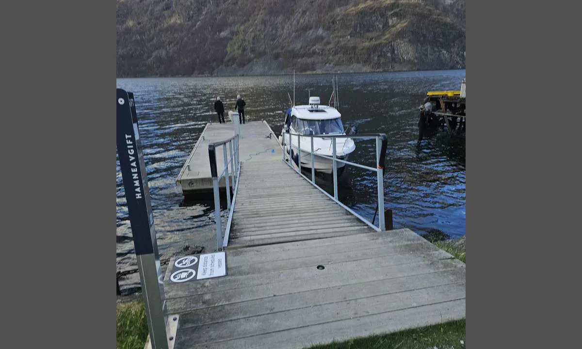 Undredal : {"base": "no", "no": "Flytekaia. Litt trang ved sidevind", "se": "Flytbryggan. Lite tr\u00e5ngt vid sidovind", "en": "The floating dock. A bit tight in crosswinds", "da": "Flydebroen. Lidt trang ved sidevind", "fr": "Pontons flottants. Un peu \u00e9troit par vent de c\u00f4t\u00e9", "de": "Der Schwimmsteg. Etwas eng bei Seitenwind", "es": "Muelle flotante. Un poco estrecho con viento lateral", "it": "Ponte galleggiante. Un po' stretto con vento laterale", "pt": "Cais flutuante. Um pouco apertado com vento lateral", "nl": "De drijvende steiger. Een beetje krap bij zijwind", "pl": "P\u0142ywaj\u0105cy pomost. Troch\u0119 ciasno przy bocznym wietrze", "uk": "\u041f\u043b\u0430\u0432\u0443\u0447\u0438\u0439 \u043f\u0440\u0438\u0447\u0430\u043b. \u0422\u0440\u043e\u0445\u0438 \u0442\u0456\u0441\u043d\u043e \u043f\u0440\u0438 \u0431\u0456\u0447\u043d\u043e\u043c\u0443 \u0432\u0456\u0442\u0440\u0456", "ro": "Ponton plutitor. Pu\u021bin \u00eengust \u00een caz de v\u00e2nt lateral", "tr": "Y\u00fczer iskele. Yan r\u00fczg\u00e2r\u0131nda biraz dar", "el": "\u03a0\u03bb\u03c9\u03c4\u03ae \u03b1\u03c0\u03bf\u03b2\u03ac\u03b8\u03c1\u03b1. \u039b\u03af\u03b3\u03bf \u03c3\u03c4\u03b5\u03bd\u03ae \u03c3\u03b5 \u03c0\u03b5\u03c1\u03af\u03c0\u03c4\u03c9\u03c3\u03b7 \u03c0\u03bb\u03b5\u03c5\u03c1\u03b9\u03ba\u03bf\u03cd \u03b1\u03bd\u03ad\u03bc\u03bf\u03c5", "cs": "Plovouc\u00ed molo. Trochu t\u011bsn\u00e9 p\u0159i bo\u010dn\u00edm v\u011btru", "hu": "<p>\u00dasz\u00f3kik\u00f6t\u0151. Sidewind eset\u00e9n kiss\u00e9 sz\u0171k\u00f6s.</p>", "fi": "Kelluva laituri. V\u00e4h\u00e4n ahdas sivutuulen aikana", "bg": "\u041f\u043b\u0430\u0432\u0430\u0449 \u043a\u0435\u0439. \u041c\u0430\u043b\u043a\u043e \u0442\u0435\u0441\u0435\u043d \u043f\u0440\u0438 \u0441\u0442\u0440\u0430\u043d\u0438\u0447\u0435\u043d \u0432\u044f\u0442\u044a\u0440", "sr": "\u041f\u043b\u0443\u0442\u0430\u0458\u0443\u045b\u0438 \u043a\u0435\u0458. \u041c\u0430\u043b\u043e \u0442\u0435\u0441\u0430\u043d \u043a\u0430\u0434\u0430 \u0458\u0435 \u0431\u043e\u0447\u043d\u0438 \u0432\u0435\u0442\u0430\u0440.", "et": "Ujuvkai. K\u00fcljekaldega veidi kitsas", "lv": "Peldmola. Nedaudz \u0161aura s\u0101nv\u0113j\u0101", "lt": "Pl\u016bduriuojantis pirsas. Kiek ank\u0161ta, kai yra \u0161oninis v\u0117jas"}