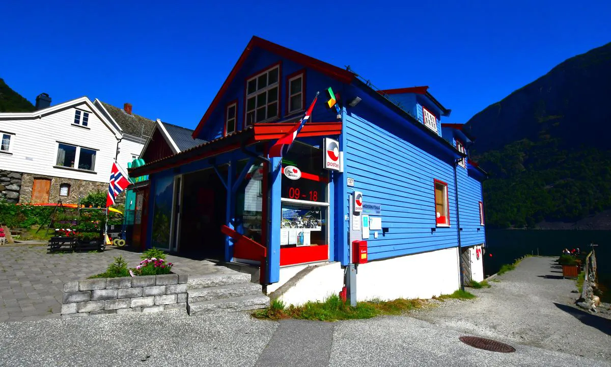 Undredal : {"base": "no", "no": "Butikk", "se": "Butik", "en": "Shop", "da": "Butik"}
