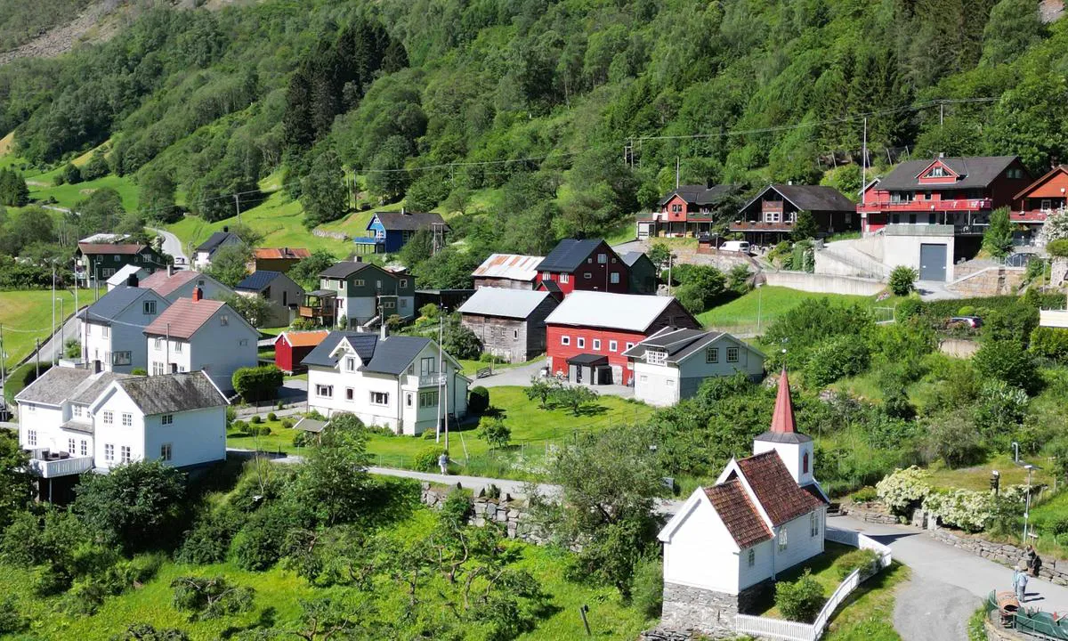 Undredal : {"base": "no", "no": "Skandinavias minste stavkyrkje som fortsatt er i bruk", "se": "Skandinaviens minsta stavkyrka som fortfarande \u00e4r i bruk", "en": "Scandinavia's smallest stave church that is still in use", "da": "Skandinaviens mindste stavkirke som stadig er i brug"}