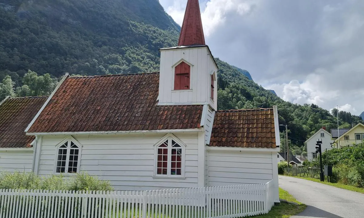{"base": "no", "no": "Undredal kirke", "se": "Undredal kyrka", "en": "Undredal Church", "da": "Undredal kirke"}