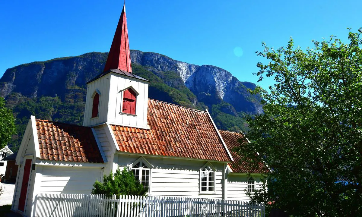 Undredal : {"base": "no", "no": "Stavkirka har 40 sitteplassar, og er landets minste sognekyrkje.  Sj\u00f8lve kyrkjeskipet er 3,75x7,15m", "se": "Stavkyrkan har 40 sittplatser och \u00e4r landets minsta sockenkyrka. Sj\u00e4lva kyrkoskeppet \u00e4r 3,75x7,15m", "en": "The stave church has 40 seats and is the country's smallest parish church. The church nave itself measures 3.75x7.15m.", "da": "Stavkirken har 40 siddepladser, og er landets mindste sognekirke. Selve kirkeskibet er 3,75x7,15m"}