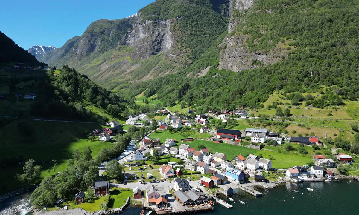 {"base": "no", "no": "Undredal P\u00e5 den store faste kai er det restaurant opp\u00e5.  Det er mange anl\u00f8p av passajerb\u00e5tar pr dag.  Gjestekaia er til h\u00f8gre for denne.  Mer at ogs\u00e5 denne er reservert nokre tider.", "se": "Undredal P\u00e5 den stora fasta kajen finns en restaurang ovanp\u00e5. Det \u00e4r m\u00e5nga anl\u00f6p av passagerarb\u00e5tar per dag. G\u00e4stkajen \u00e4r till h\u00f6ger om denna. Notera att \u00e4ven denna \u00e4r reserverad vissa tider.", "en": "Undredal <br> On the large fixed quay, there is a restaurant on top. There are many arrivals of passenger boats per day. The guest quay is to the right of this one. Note that this one is also reserved at certain times.", "da": "Undredal P\u00e5 den store faste kaj er der restaurant ovenp\u00e5. Der er mange anl\u00f8b af passagerb\u00e5de pr. dag. G\u00e6stekajen er til h\u00f8jre for denne. Bem\u00e6rk ogs\u00e5, at denne er reserveret nogle tider."}