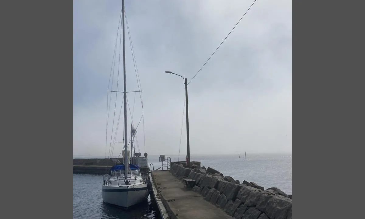 Ungskär: {"base": "se", "no": "Anbefaler maksimalt 1,5 meters dypg\u00e5ende ved middels vannstand.", "se": "Rekommenderar h\u00f6gst 1,5 meters djupg\u00e5ende vid medelvattenst\u00e5nd.", "en": "Recommend a maximum draft of 1.5 meters at average water level.", "da": "Anbefaler h\u00f8jst 1,5 meters dybgang ved middelvandstand.", "fr": "Il est recommand\u00e9 de ne pas d\u00e9passer un tirant d'eau de 1,5 m\u00e8tres en condition de niveau moyen de l'eau.", "de": "Empfohlen ist ein maximaler Tiefgang von 1,5 Metern bei mittlerem Wasserstand.", "es": "Recomienda un calado m\u00e1ximo de 1,5 metros con el nivel medio del agua.", "it": "Si raccomanda un pescaggio massimo di 1,5 metri a livello dell'acqua medio.", "pt": "Recomenda-se um calado m\u00e1ximo de 1,5 metros em n\u00edvel m\u00e9dio de \u00e1gua.", "nl": "Aanbevolen maximaal 1,5 meter diepgang bij gemiddelde waterstand.", "pl": "Zaleca si\u0119 maksymalne zanurzenie do 1,5 metra przy \u015brednim poziomie wody.", "uk": "\u0420\u0435\u043a\u043e\u043c\u0435\u043d\u0434\u0443\u0454\u0442\u044c\u0441\u044f \u043e\u0441\u0430\u0434\u043a\u0430 \u0434\u043e 1,5 \u043c\u0435\u0442\u0440\u0456\u0432 \u043f\u0440\u0438 \u0441\u0435\u0440\u0435\u0434\u043d\u044c\u043e\u043c\u0443 \u0440\u0456\u0432\u043d\u0456 \u0432\u043e\u0434\u0438.", "ro": "Se recomand\u0103 un pescaj maxim de 1,5 metri la nivelul mediu al apei.", "tr": "Ortalama su seviyesi i\u00e7in en fazla 1,5 metre su \u00e7ekimi \u00f6nerilir.", "el": "\u03a3\u03c5\u03bd\u03b9\u03c3\u03c4\u03ac\u03c4\u03b1\u03b9 \u03bc\u03ad\u03b3\u03b9\u03c3\u03c4\u03bf \u03b2\u03cd\u03b8\u03b9\u03c3\u03bc\u03b1 1,5 \u03bc\u03ad\u03c4\u03c1\u03c9\u03bd \u03c3\u03c4\u03bf \u03bc\u03ad\u03c3\u03bf \u03cd\u03c8\u03bf\u03c2 \u03c4\u03b7\u03c2 \u03b8\u03ac\u03bb\u03b1\u03c3\u03c3\u03b1\u03c2.", "cs": "Doporu\u010deno maxim\u00e1ln\u011b 1,5 metru ponoru p\u0159i st\u0159edn\u00ed hladin\u011b vody.", "hu": "Javasolt legfeljebb 1,5 m\u00e9teres mer\u00fcl\u00e9ssel k\u00f6zepes v\u00edz\u00e1ll\u00e1sn\u00e1l.", "fi": "Suositellaan enint\u00e4\u00e4n 1,5 metrin syv\u00e4yst\u00e4 keskiveden tasolla.", "bg": "\u041f\u0440\u0435\u043f\u043e\u0440\u044a\u0447\u0432\u0430 \u0441\u0435 \u043d\u0430\u0439-\u043c\u043d\u043e\u0433\u043e 1,5 \u043c\u0435\u0442\u0440\u0430 \u0433\u0430\u0437\u0435\u043d\u0435 \u043f\u0440\u0438 \u0441\u0440\u0435\u0434\u043d\u043e \u043d\u0438\u0432\u043e \u043d\u0430 \u0432\u043e\u0434\u0430\u0442\u0430.", "sr": "Preporu\u010duje se maksimalan gaz od 1,5 metara pri prose\u010dnom nivou vode.", "et": "Soovitame maksimaalselt 1,5 meetri s\u00fcviste keskmise veetaseme juures.", "lv": "Iesak\u0101m augst\u0101kais 1,5 metru dzi\u013cumu pie vid\u0113j\u0101 \u016bdens l\u012bme\u0146a.", "lt": "Rekomenduojama nevir\u0161yti 1,5 metr\u0173 grimzl\u0117s esant vidutiniam vandens lygiui."}