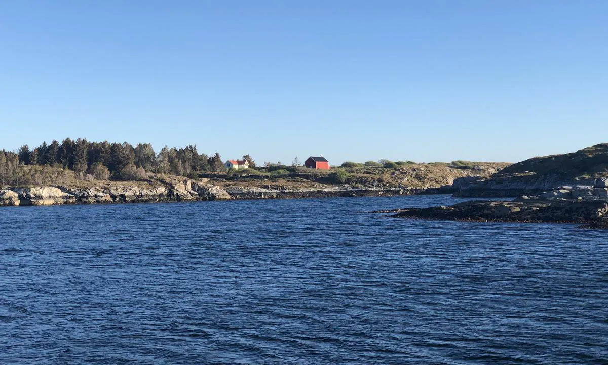 Urdøya: Hyggeligere enn umerkede skjær er den spredte bebyggelsen på sydsiden av innseilingen. Husene er ikke synlige fra ankringsplassen.