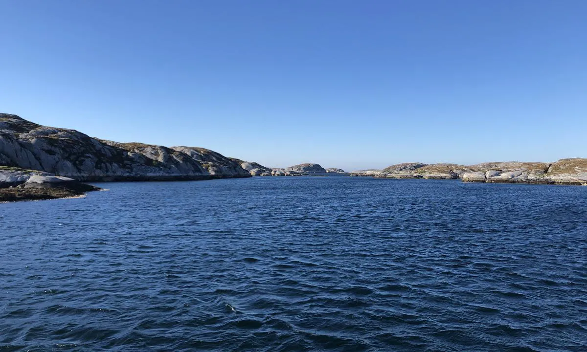 Urdøya: {"base": "no", "no": "Ankringsplassen ved Urd\u00f8ya ligger inne i en liten bukt. Det vil som oftes v\u00e6re naturlig \u00e5 ankre opp innenfor holmen til venstre i bildet.", "se": "Ankringsplatsen vid Urd\u00f8ya ligger inne i en liten bukt. Det kommer oftast vara naturligt att ankra upp inom holmen till v\u00e4nster p\u00e5 bilden.", "en": "The anchorage at Urd\u00f8ya is located in a small bay. It will usually be natural to anchor within the islet to the left in the picture.", "da": "Ankerpladsen ved Urd\u00f8ya ligger inde i en lille bugt. Det vil som oftest v\u00e6re naturligt at ankre op inden for holmen til venstre p\u00e5 billedet."}