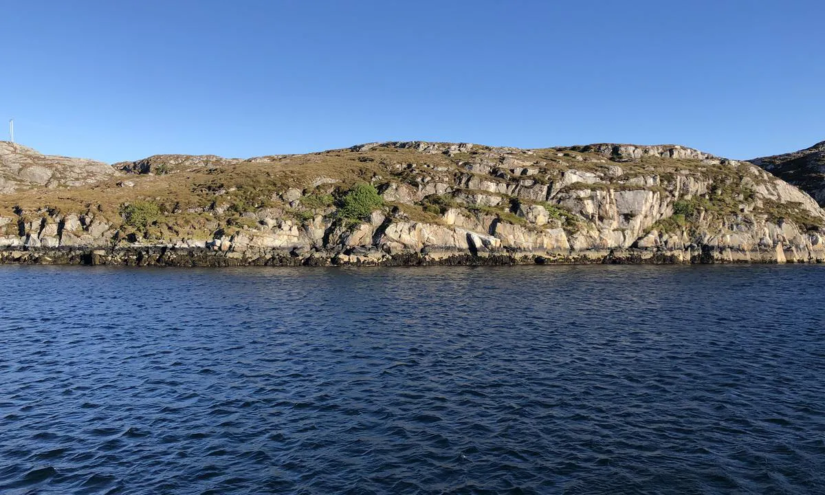 Urdøya: {"base": "no", "no": "Utsikt sydover fra ankringsplassen p\u00e5 Urd\u00f8ya.", "se": "Utsikt s\u00f6derut fr\u00e5n ankringsplatsen p\u00e5 Urd\u00f8ya.", "en": "View southwards from the anchorage at Urd\u00f8ya.", "da": "Udsigt sydp\u00e5 fra ankerpladsen p\u00e5 Urd\u00f8ya."}