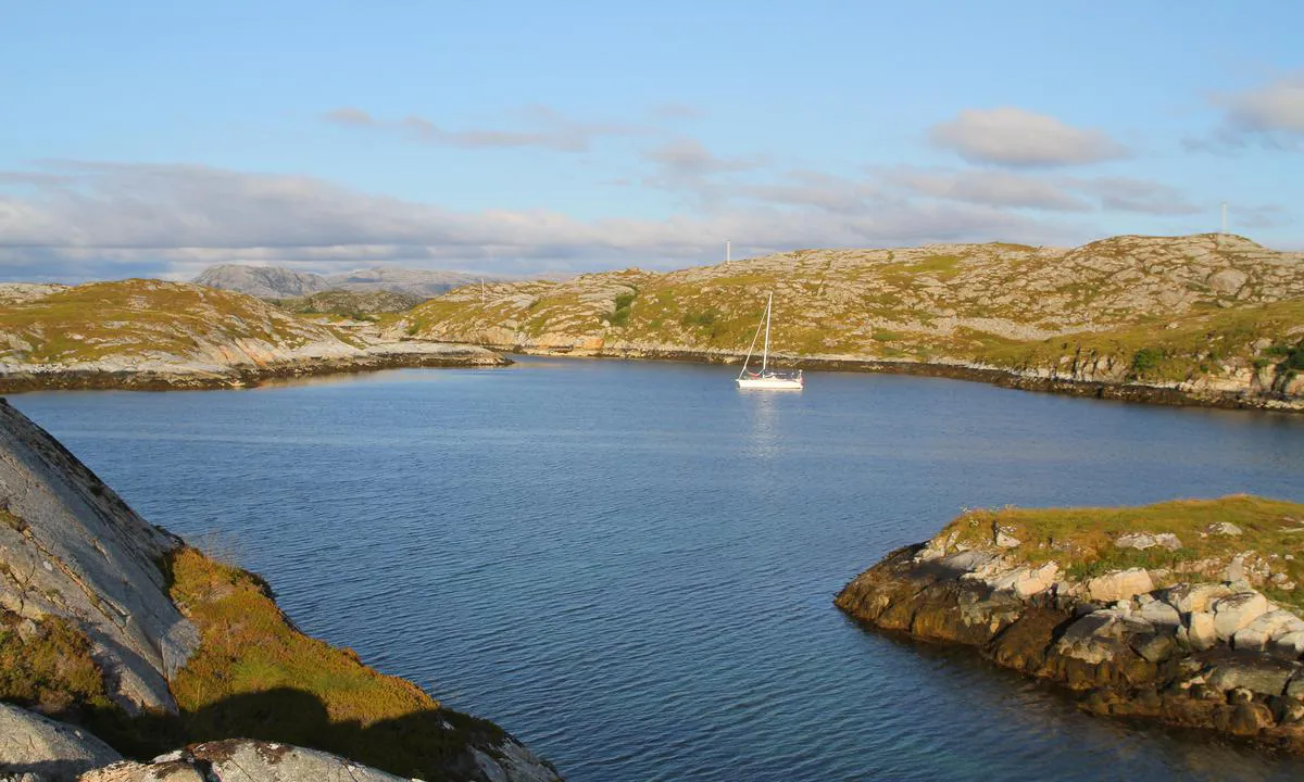 Urdøya: {"base": "no", "no": "P\u00e5 svai, litt n\u00e6rmere Tj\u00f8rn\u00f8ya enn det som er markert i kartet. V\u00e6r obs p\u00e5 brunt sj\u00f8gress men f\u00e5r ankeret f\u00f8rst feste gjennom dette s\u00e5 virker det ok.", "se": "P\u00e5 svaj, lite n\u00e4rmare Tj\u00e4rn\u00f6n \u00e4n vad som \u00e4r markerat p\u00e5 kartan. Var uppm\u00e4rksam p\u00e5 brunt sj\u00f6gr\u00e4s men om ankaret f\u00f6rst f\u00e5r f\u00e4ste genom detta s\u00e5 verkar det okej.", "en": "At anchor, a bit closer to Tj\u00f8rn\u00f8ya than what is marked on the map. Beware of brown seaweed, but once the anchor gets a hold through this, it seems fine.", "da": "P\u00e5 svaj, lidt n\u00e6rmere Tj\u00f8rn\u00f8ya end det, der er markeret p\u00e5 kortet. V\u00e6r opm\u00e6rksom p\u00e5 brunt tang, men f\u00e5r ankeret f\u00f8rst fat gennem dette, s\u00e5 virker det ok."}