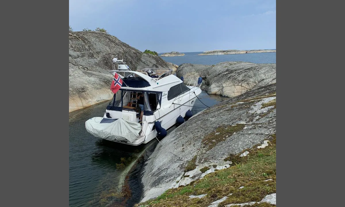 Urholmen: {"base": "no", "no": "En flott havn i stille vind. Det er et drag igjennom hvis vinden kommer fra \u00f8st.", "se": "En fin hamn i stilla vind. Det finns en dragning genom om vinden kommer fr\u00e5n \u00f6st.", "en": "A beautiful harbour in calm winds. There is a draft through if the wind comes from the east.", "da": "En flot havn i stille vind. Der er et tr\u00e6k igennem, hvis vinden kommer fra \u00f8st."}