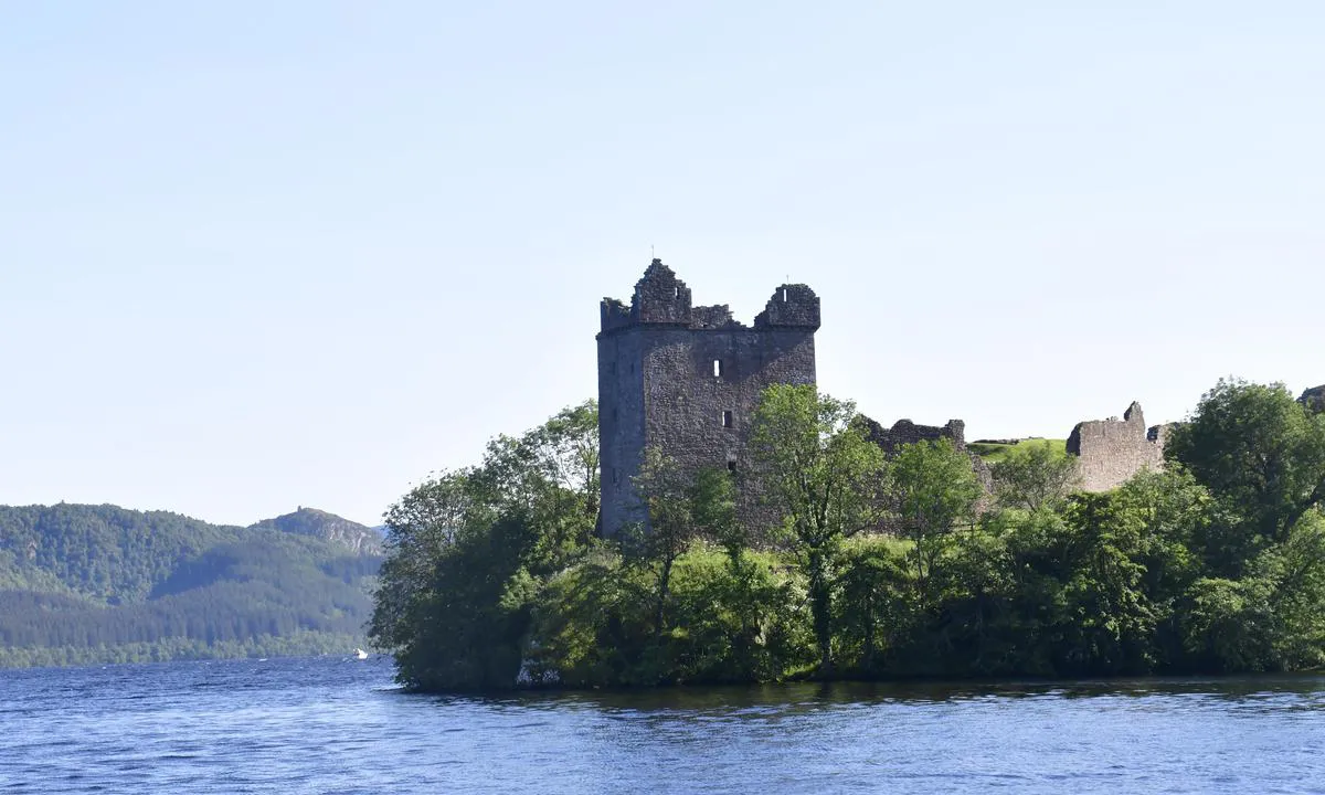 {"base": "en", "no": "Urquhart slott.", "se": "Urquhart Castle.", "en": "Urquhart Castle.", "da": "Urquhart Slot."}