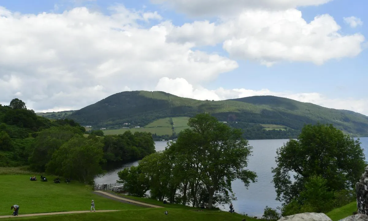 Urquhart Bay and Castle: {"base": "no", "no": "Fr\u00e5 borga", "se": "Fr\u00e5n borgen", "en": "From the castle", "da": "Fra borgen"}