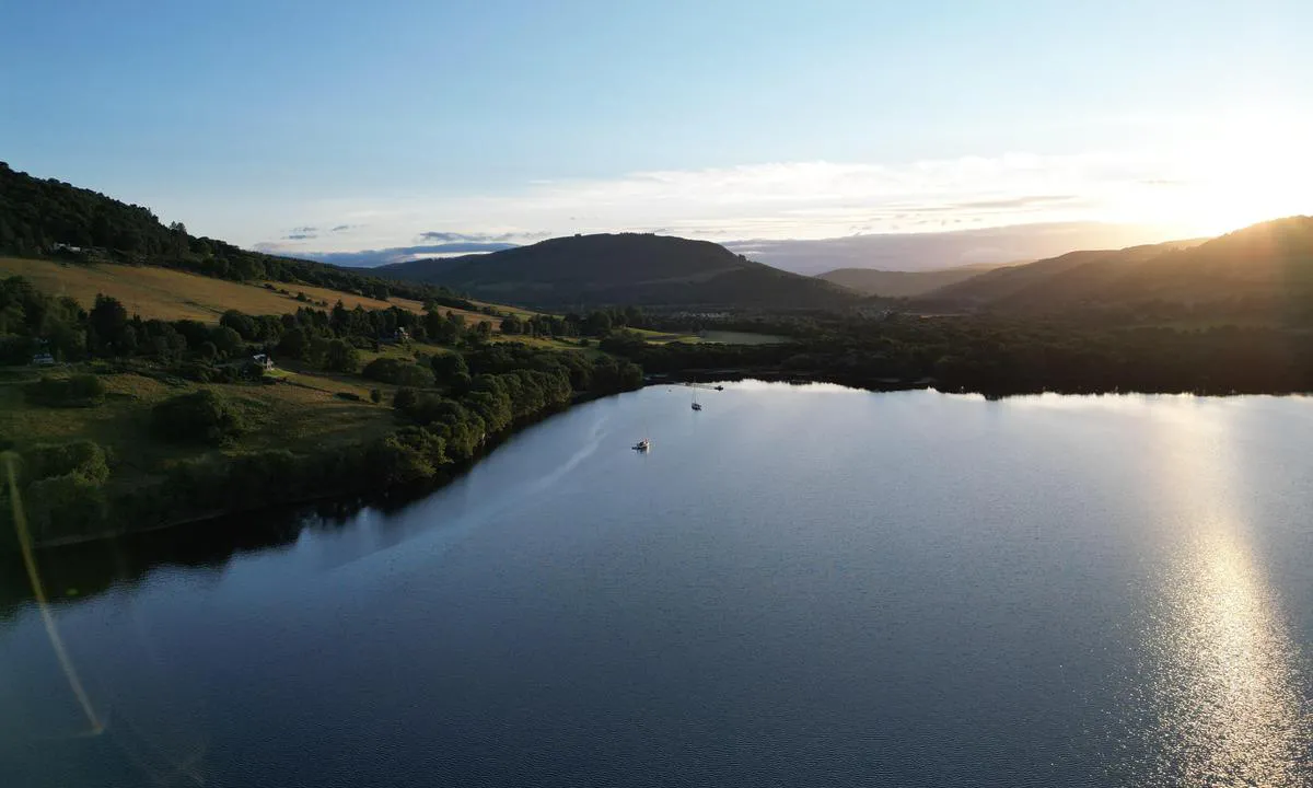 {"base": "no", "no": "Godt skjermet fra s\u00f8r vestlig vind. Det er en b\u00f8ye lengre inn i bukta. B\u00f8yene som er merket i kartet ved Urquhart Castle var ikke der. God ankerbunn.", "se": "V\u00e4l skyddad fr\u00e5n sydv\u00e4stlig vind. Det finns en boj l\u00e4ngre in i bukten. Bojarna som \u00e4r markerade p\u00e5 kartan vid Urquhart Castle fanns inte d\u00e4r. Bra ankarbotten.", "en": "Well sheltered from southwesterly winds. There is a buoy further inside the bay. The buoys marked on the map near Urquhart Castle were not there. Good anchoring ground.", "da": "Godt afsk\u00e6rmet fra sydvestlig vind. Der er en b\u00f8je l\u00e6ngere inde i bugten. B\u00f8jerne, som er markeret p\u00e5 kortet ved Urquhart Castle, var der ikke. God ankerbund."}