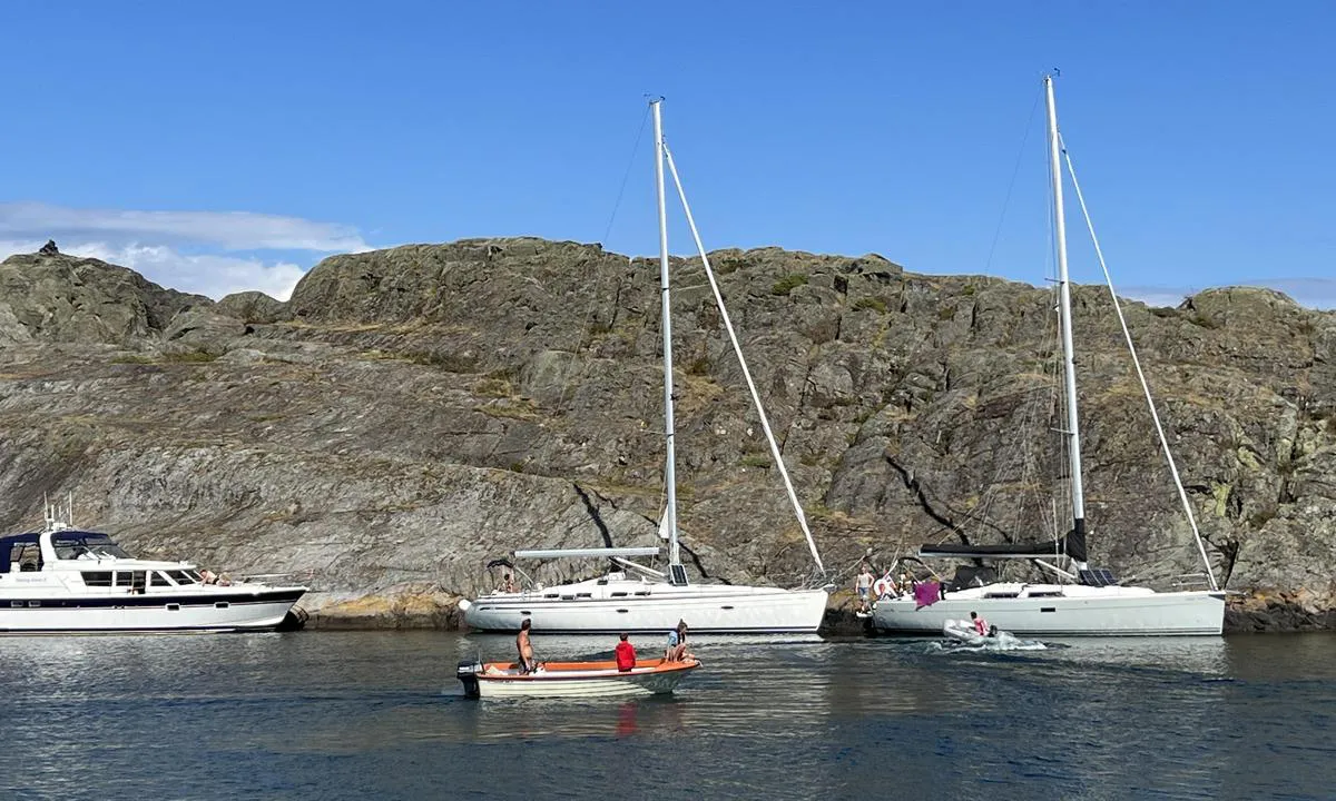 Ursholmen: Større båter ligger ofte langs fjellet på østsiden av lagunen. Her er det noen bolter men du må regne med å komplettere med kiler. Krever jolle over for å besøke fyret. NB! Området der det er rast ut (til venstre for bildet) er grunt! Ellers god dybde inn mot fjellet.