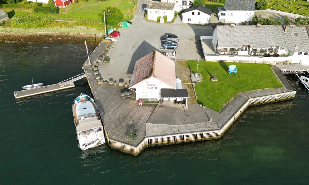 Uskedal Båtlag: {"base": "no", "no": "Diesel og bensin p\u00e5 kaien til Spsr.", "se": "Diesel och bensin p\u00e5 kajen vid Spsr.", "en": "Diesel and gasoline at the quay of Spsr.", "da": "Diesel og benzin p\u00e5 kajen til Spsr."}